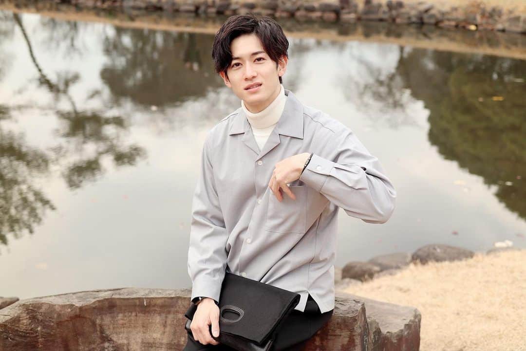 のインスタグラム：「新宿御苑公園の池です。  初めて新宿御苑公園に入ったのですが、思っていた数倍敷地が広かったことに驚きました。  お昼に食べた白いカレーもすごく美味しかった。  #気軽にフォローしてください #腹筋 #ファッション #fashion #一眼レフ #canon #camera #eos #eoskissm #らーめん #らーめん大好き #テイルズ #mic21 #ダイビング #diving #モデル #model #俳優 #actors #役者  #アンダーアーマー #underarmour #ジム #gym #トレーニング #ハッピー #happy #ありがとう」