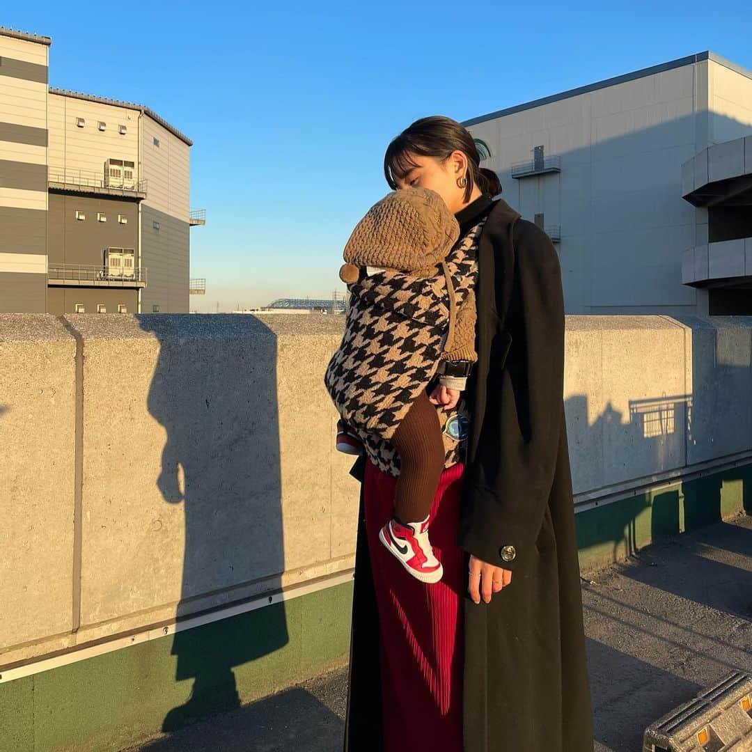 ラブリのインスタグラム：「抱っこ紐は　@artipoppe の💜娘が日に日に重くなってきたけどお洋服みたいに可愛いから付けたくなる💆‍♀️  baby sling is @artipoppe」
