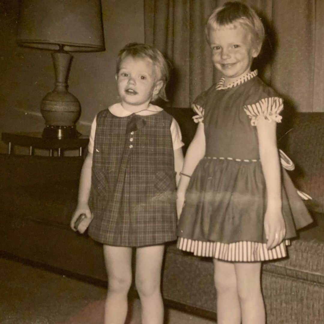 ジェーン・リンチさんのインスタグラム写真 - (ジェーン・リンチInstagram)「Me sis and me very little like.」12月21日 16時25分 - janelynchofficial