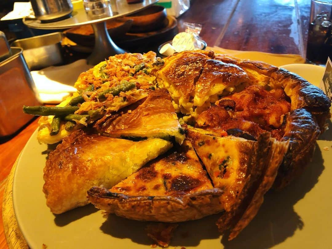 桃華ゆりあさんのインスタグラム写真 - (桃華ゆりあInstagram)「みなとみらいパイホリック🥧  lunchでパイ🥧食べ放題で幸せすぎる😢♥️とっても美味しかった😋🍴🎶  #横浜#みなとみらい#lunch#ランチ#パイ#パイホリック#pie #食べ放題#アップルパイ #ダッチアップルパイ #オススメ #おすすめ店 #美味しい #幸せ #🥧 #クリスマス #アメリカ #料理#アメリカ料理」12月21日 16時40分 - choooova