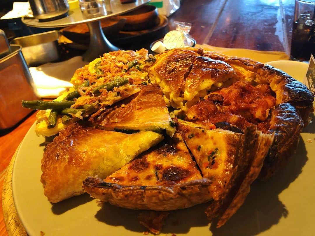 のインスタグラム：「みなとみらいパイホリック🥧  lunchでパイ🥧食べ放題で幸せすぎる😢♥️とっても美味しかった😋🍴🎶  #横浜#みなとみらい#lunch#ランチ#パイ#パイホリック#pie #食べ放題#アップルパイ #ダッチアップルパイ #オススメ #おすすめ店 #美味しい #幸せ #🥧 #クリスマス #アメリカ #料理#アメリカ料理」