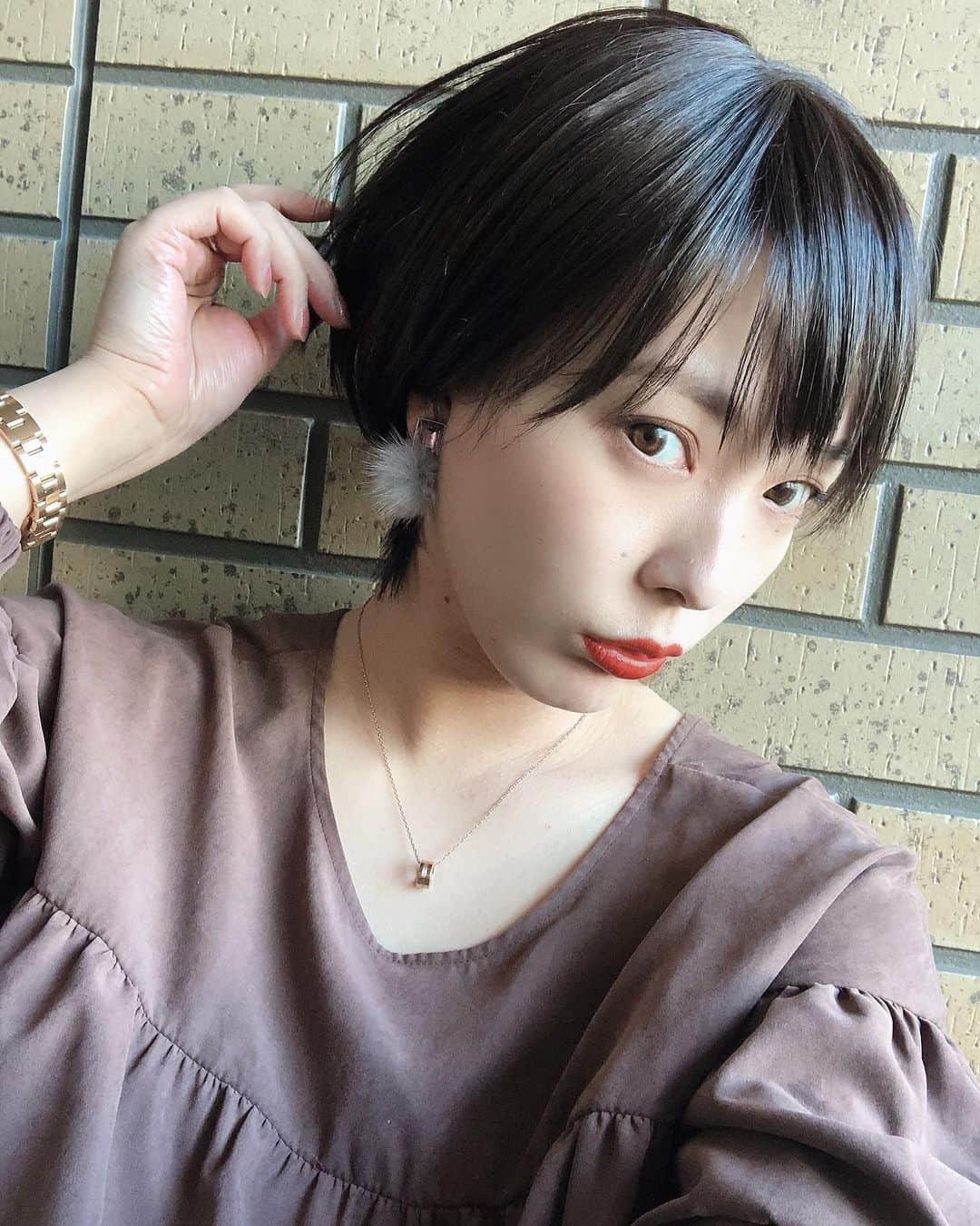 のインスタグラム：「. #hairstyle . . 前髪切った🤗  じゃなくて😏  @ano_the_rme の ファッションウィッグ 付けてみたよ〜✌️  被るだけで簡単だし なにより自然でびっくり😳😳😳  コテも使えるし バームやオイルも使えるから よりナチュラルに仕上げられるよ！  基本前髪なしのヘアスタイルなので 前髪欲しくなる時は ウィッグ使ってみよーっと🥰  気軽にヘアチェンジしたい人 是非チェックしてみてね☑️ https://anotherme.jp . . . #PR #ウィッグ #アノザラメ #wig #ヘアアレンジ #大人可愛い #ファッションウィッグ #レフリマス」