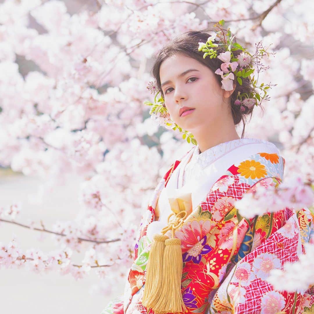 CLAIREのインスタグラム：「2021年春の桜ロケーションご予約、始まってます🌸　 ・ すでにたくさんのお問い合わせ頂いてます！ありがとうございます✨桜の時期は短くトップシーズンとなりますので、ご予約はお早めに🏃‍♀️ ・ また、おとくな早期割引パックもご用意してますので、ぜひご利用ください💛 ・ @clairebridalstudio」