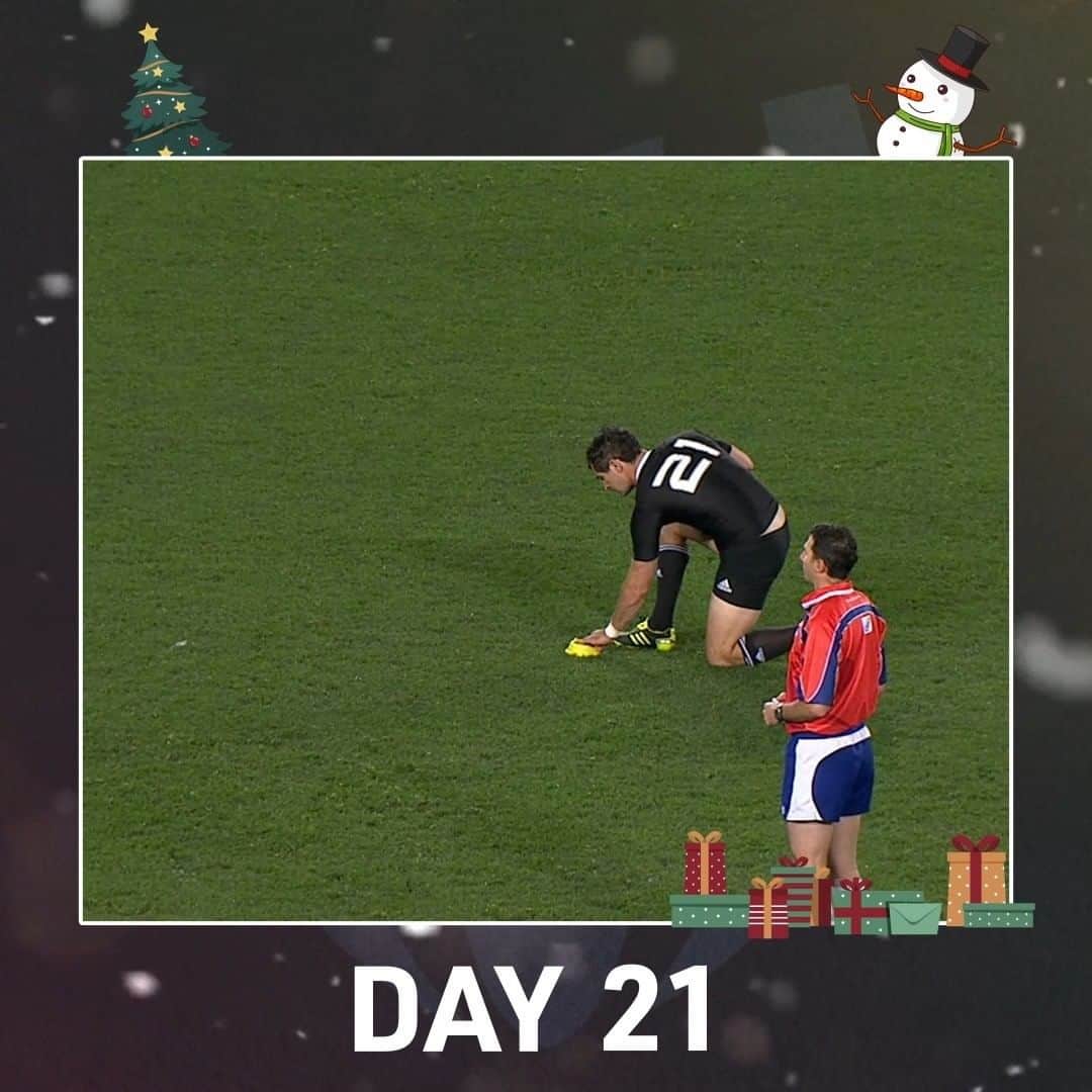 のインスタグラム：「❄️ Ice in his veins 🇳🇿  🤩 @allblacks no. 2️⃣1️⃣ @beaver_donald kept his cool to drive home the match-winning penalty kick in the #RWC2011 final  🌏 Where were you when this sailed over?」