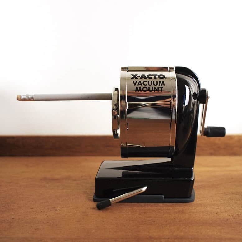 TOOLS to LIVEBY / 禮拜文房具のインスタグラム：「. X-Acto Vacuum Mount 1072削筆機  流線金屬造型展現美國60年代工業風格，就算不削鉛筆，也是復古雋永的桌上工藝品。  天氣逐漸轉冷，過節氣氛也越加濃厚。與親友相聚時，藉由禮物，表達由衷的感謝與祝福。  禮拜文房具八週年慶  熱烈進行中  官網、店舖產品全面88折  消費金額折扣後滿NT$599贈原創擦拭布一只。  www.toolstoliveby.com.tw」
