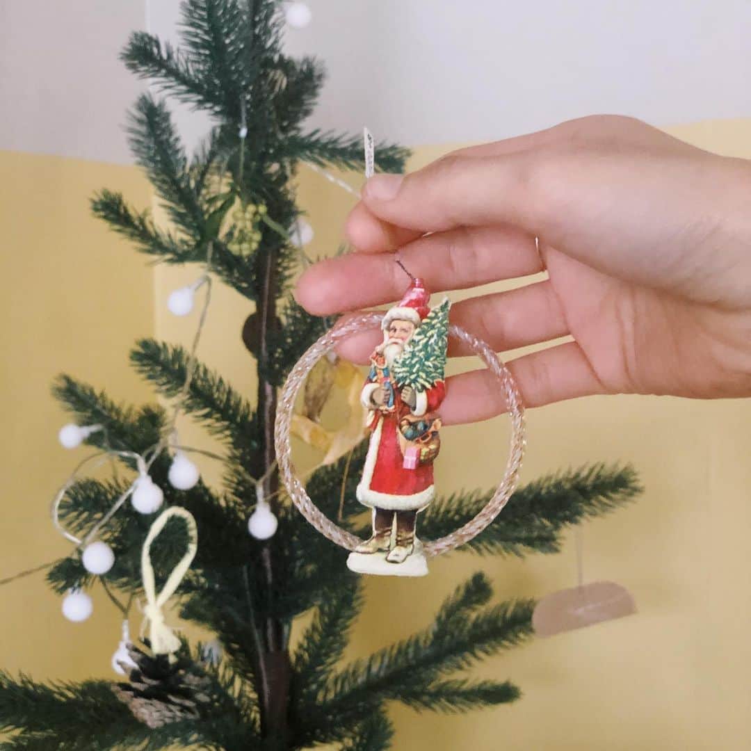 YeYeのインスタグラム：「段ボールとまつぼっくりしか飾ってないのでひとつ買ったオーナメント I got an ornament because we've only hanging cardboards and pinecones.  #ornaments #santaclaus #christmas」