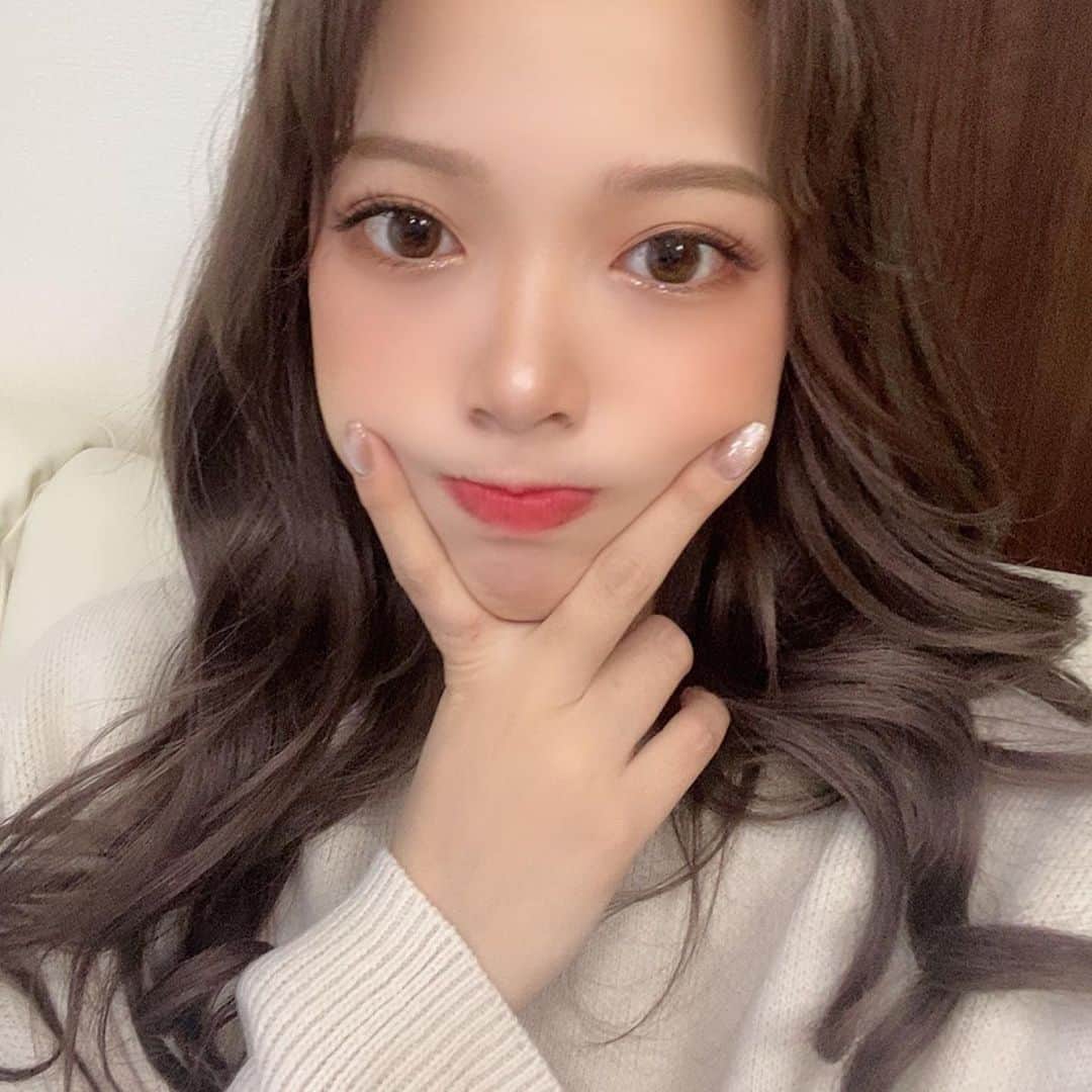 仲本莉絵瑠のインスタグラム：「こんばんわに！🐊 もう投稿したTiktokみてくれたかい！！！  いっぱい質問来てた遅くなってごめん🥺🥺 マツエクのデザインこれ！ 化粧したらまじでめっちゃ馴染んで最強、、 最後ラピスでパリジェンヌやったけど やっぱりマツエク盛れる！！！！スキ！ ゆいなさん有難う御座います😭😭😭😭😭❤️  #鬼の爆睡をかましてしまった #ゆいなさんごめんなさい #ねえみんなまつげやってるときどうやっておきてるの  本数：140本 素材：FF lash(Chocolate Brown) カール&長さ CC.C8→CC.C10→CC.C9㎜ 太さ：0.15㎜」