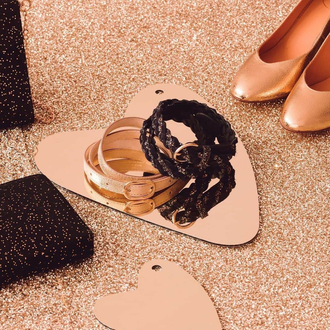 デプチオーのインスタグラム：「Les indispensables pour faire la fête 🥳⁠⠀ Du doré, du noir & des paillettes !⁠⠀ ⁠⠀ 🎁 LE FÉERIQUE CALENDRIER DE L'AVENT ! 🎄⁠⠀ À GAGNER ce 21 décembre,⁠⠀ BRAVO à Frédérique D. 🎁🎄✨ notre robe Romary & pour les hommes le pull Abel, et la chemise Trévis @harriswilson_officiel ! ⁠⠀ Rdv en story pour participer 🎅🏻✨⁠⠀ ⁠⠀ #despetitshauts #despetitshautsaddict #despetitsmoments #oiseauxdenuit #lavieenplusjoliedepuis20ans #lavieenplusjolie ⁠⠀」