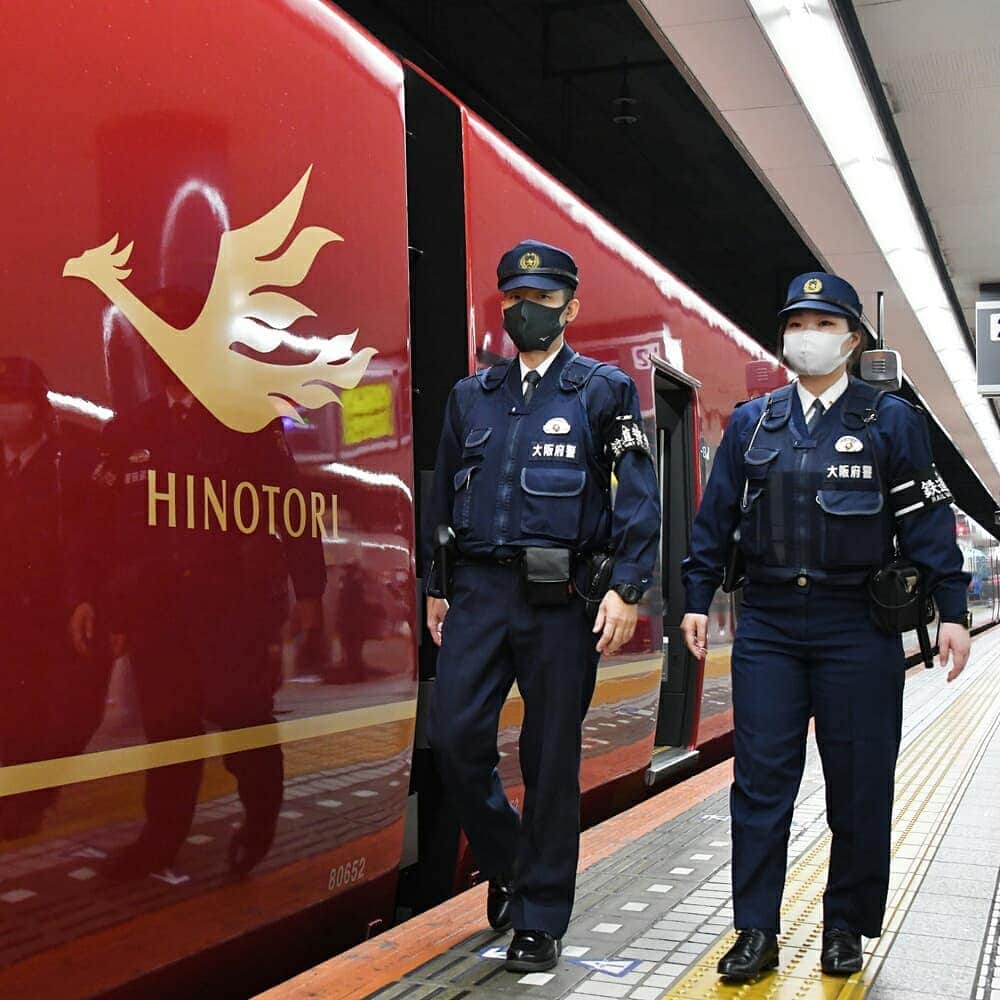 大阪府警察さんのインスタグラム写真 - (大阪府警察Instagram)「【許すな暴力！！】 令和2年12月1日(火)、鉄道施設内において、新型コロナウイルス感染防止に配意しながら、暴力行為等撲滅キャンペーンを実施しました。 例年、年末は暴力事案が多発することから、大阪府鉄道警察連絡協議会及び鉄道警察隊では、犯罪の未然防止を図るため、府下13路線で警察官が電車に同乗し、警戒を強化しました。  #大阪府警察公式 #大阪府警察 #府警 #暴力行為等撲滅キャンペーン #大阪府鉄道警察連絡協議会 #鉄道警察隊 #警察官 #難波 #上本町 #電車 #犯罪防止 #飲酒 #痴漢 #ちかん #暴力 #コロナ」12月21日 16時52分 - fukei_koho