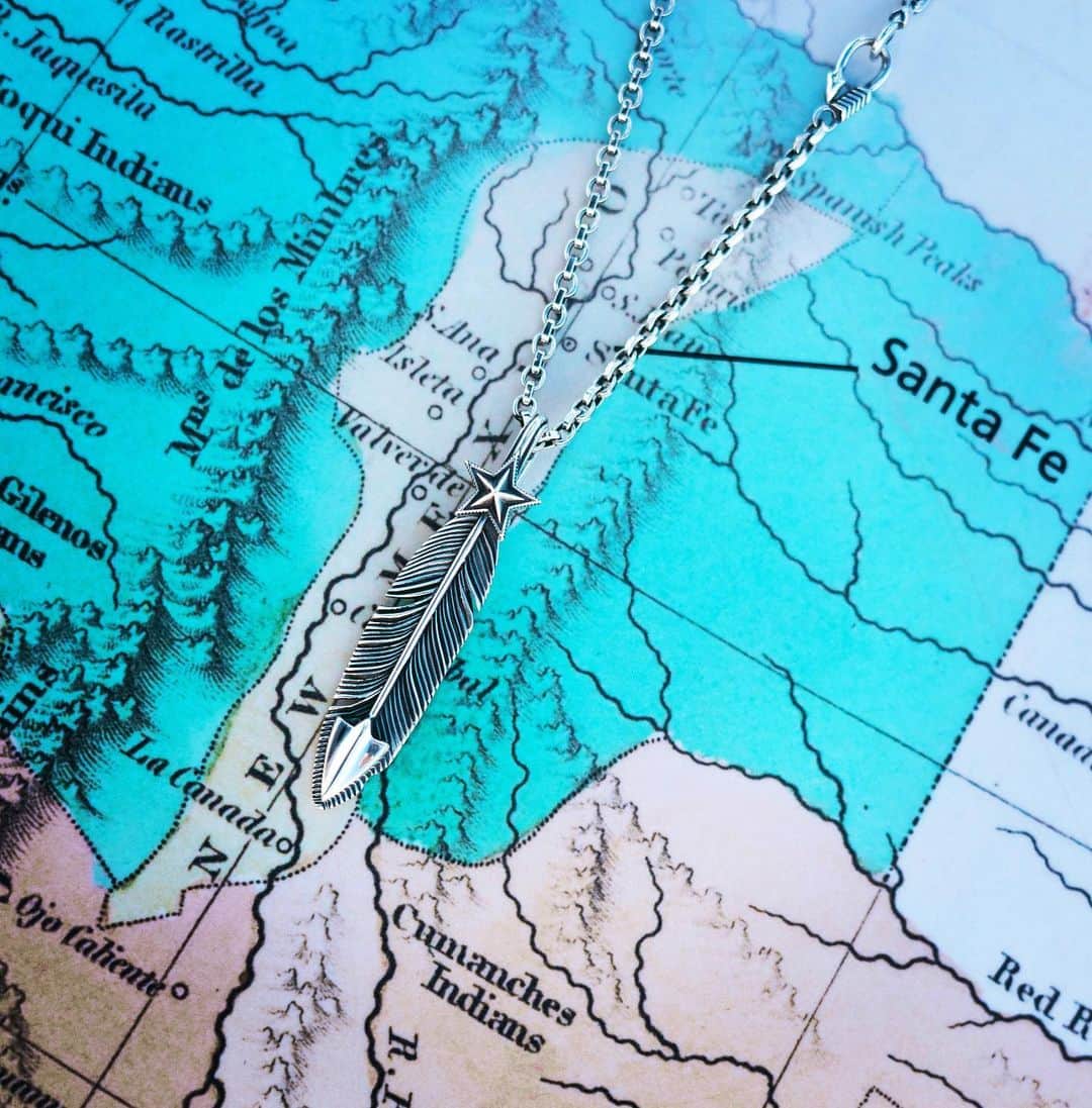 のインスタグラム：「Looking great anywhere in the world.  #santafenewmexico #navajojewelry #feather」