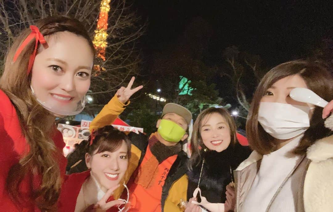 三上玲奈のインスタグラム：「クリスマスガーデンに昨日はサプライズでお世話になってる方達が💃  ていうか毎日サプライズで沢山の方のごらい場ありがとうございます😊  ダンス見れなかった方はまた来てください　笑笑  残り23.24.25はヒビヤガール全員会場にいますので、是非ご来場下さい🥳  【#クリスマスガーデン　#クリスマスツリーデザインコンペティション　#クリスマスツリーNo.004】 で投票してね😃 ⭐️芝公園4号地で開催❗️最寄駅は御成門😃  ⭐️三上は先輩チームなので参加してませんが、新人ヒビヤガールの7人はコンテストをしています。 １品買うと1枚貰える投票券で投票してね❣️ 貰えない時は下さいと店員に言ってください😃  ⭐️ソーシャルディスタンスや大声、なるべくマスク着用などご協力お願いします。 入場の際には検温、アルコールお願いしております❣️  ⭐️会場内はキャッシュレスです。【クレジット、Suica、PayPay、ID,nanaco、楽天edy,QUICPay、りそなwallet,ALIPAY,We ChatPay】をご用意下さい😃  ⭐️グラスのデポジットは1000円現金です💦  ⭐️現金ご希望の方は金券販売しています💴が、お釣りはでませんので出来ればキャッシュレスがオススメです❣️  #三上玲奈　#ヒビヤガール　#クリスマスガーデン　#芝公園　#ヒビヤガーデン　#ビール女子」