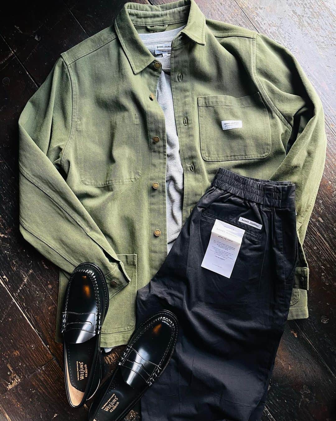PORT of CALL Cafe&Store Tokyoのインスタグラム：「#pocdstyle﻿ -New Arrival- @banksjournal 👕Vision ( Heather Grey) 🧥Drifter Jacket (Olive Military) 👖Apache Pant (Dirty Black) 👞 @ghbass Stocked @poc_daikanyama﻿ 深みのあるオリーブミニタリーカラージャケット。 大人カジュアルにカチッときまる👱‍♂️👞 冬はインナーとしても大活躍です👌👌 #banksjournal #banks #ghbass #new #collection  #portofcalldaikanyama #cafeandstore」