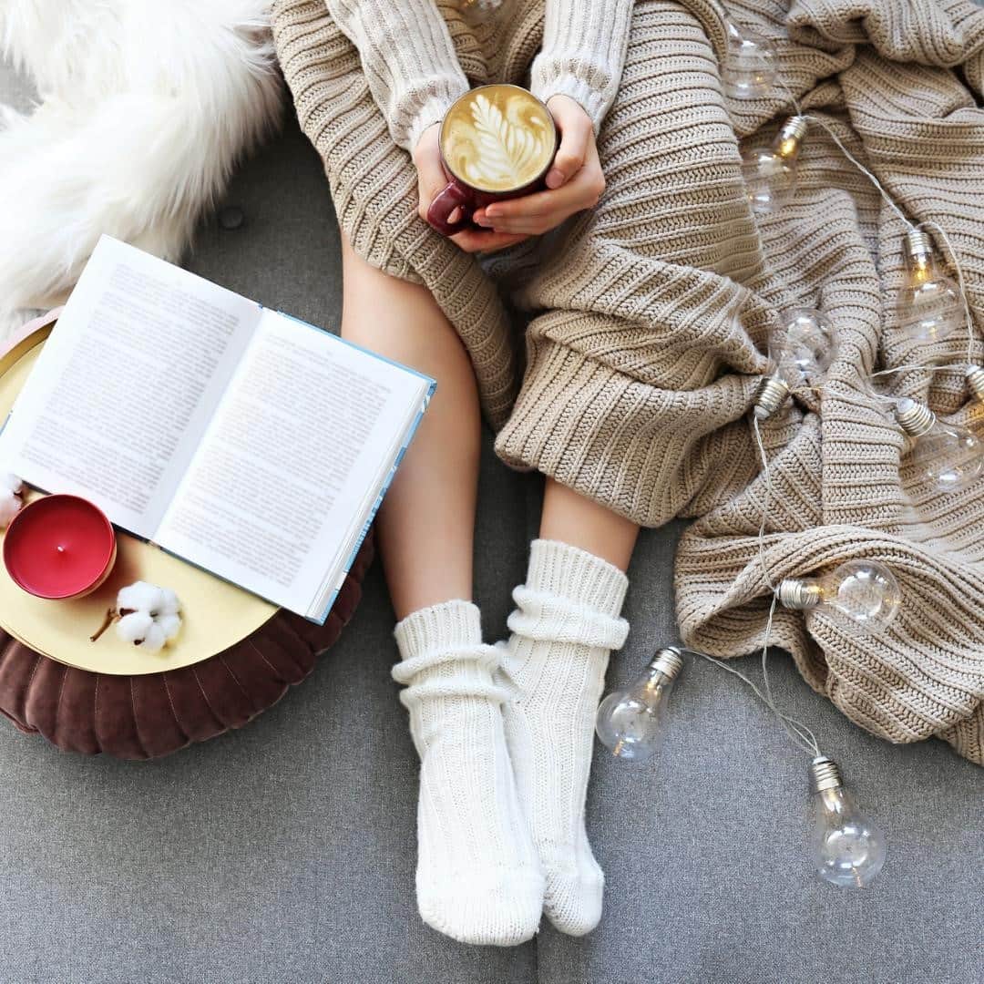 Melvita Officialのインスタグラム：「Vive le vent d’hiver ! ❄☃  Et oui, l’hiver est enfin arrivé, du coup on s’équipe et on sort la panoplie de contre attaque : les grosses chaussettes, le plaid, les bougies et un bon livre dans lequel se plonger !  Dîtes-nous quel est votre allié anti froid ?  #melvita #cosmetique #bio #engage #madeinfrance #cocooning #hiver #noel #christmas #detente #chill #relax #hiver #winter #chaussettes #livre #auchaud #chocolatchaud #coffee」