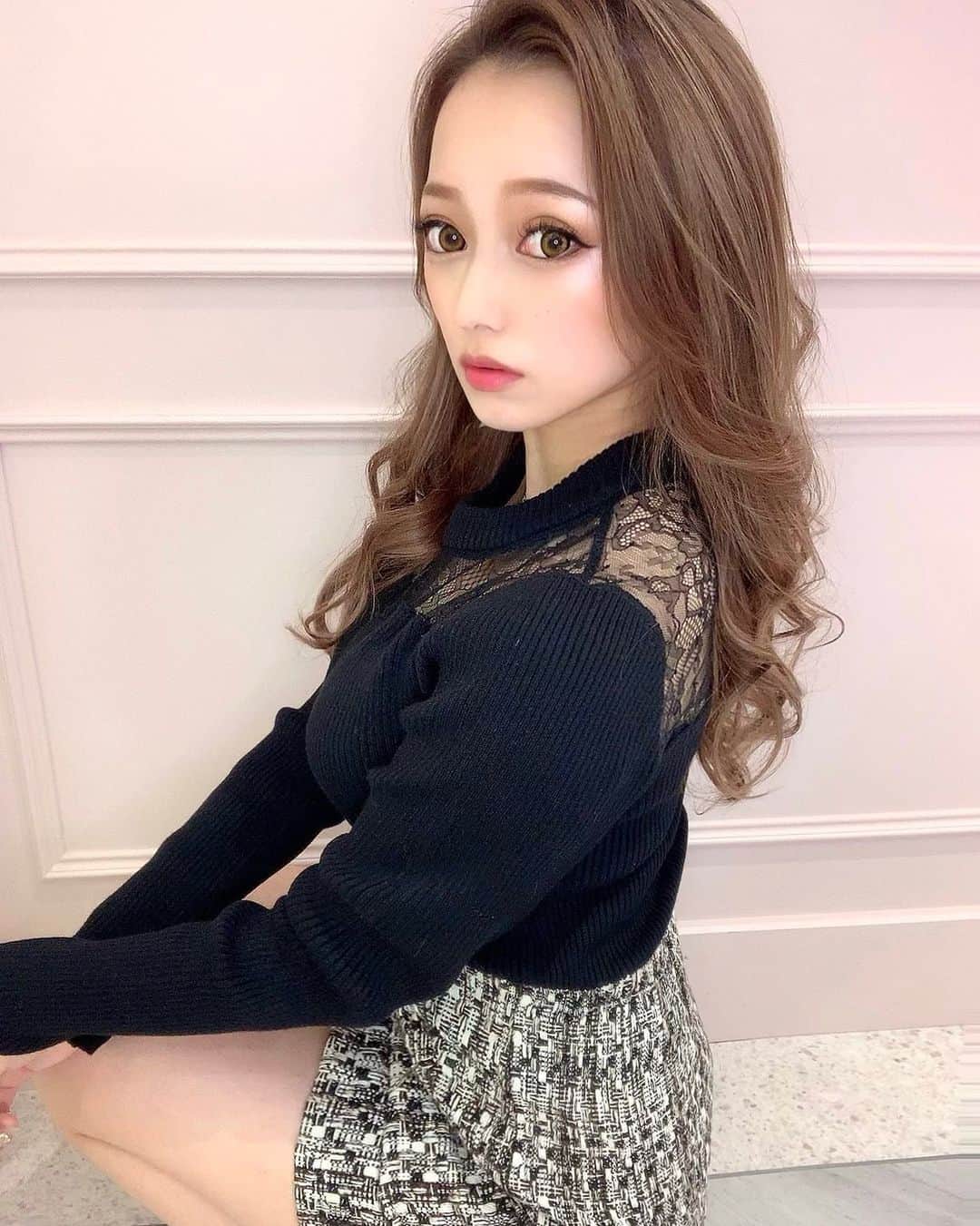のインスタグラム：「❤︎  𝐒𝐮𝐳𝐮 𝐜𝐨𝐝𝐞❤︎ ▶︎ @lip_suzu  このコーデすきーっ💋  #me#today#ootd#gal #fashion#tweed#black #sexy#xmas#make#beauty #オシャレ#オシャレさんと繋がりたい」