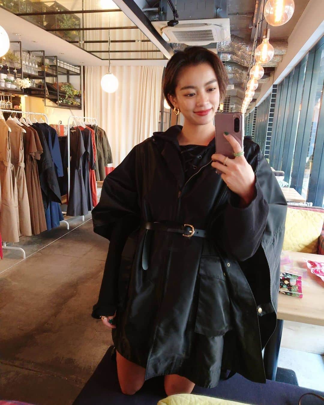 平アスカのインスタグラム：「LiLDORはじめてのPOP UP🎄👗 ご来場本当にありがとうございました！ @lildor_official はEC限定での販売なのでいつもは事務所に置いてあるサンプルをこうやって並べて見てもらうことができてすごく嬉しかったです。 今年1月から"ワークアウトに出かけるドレス"のコンセプトで始めたリルダールも2021年1月で一周年を迎えます。 . わたし自身、お洋服のブランドをデザインしてつくることがはじめてで、無限にあるアパレルブランドの中でどうやったら知ってもらえるんだろう。。SNSで気に留めてもらえるんだろう、、とか、考えさせられることがたくさんあって。。 つくる側になるとお洋服を売ることってこんなに大変なことなんだってすごく勉強させていただきながら突っ走った1年でした。 でも、ワークアウトするひとをもっとかっこいいお洋服でわくわくさせたいっていう気持ちで想いを込めてデザインしたお洋服を着てPOP UPに来てくださる方もいらっしゃって、嬉しくて泣きそうになりました。いや、もう涙がでてました。笑 まだまだやっとスタート地点に立ったくらいの未熟なブランドですが、来年も可愛いお洋服を作っておりますので、ジムのお友に @lildor_official　のお洋服をよろしくお願い致します🥰 . . . おかげさまで在庫戻り分も完売致しました。 . ゆき  @yukinoko1111 がかわいく着てくれている、新作のワンピースも残りわずかとなっておりますのでぜひクリスマスプレゼントにどうぞ🎁（購入したらすぐ届くから間に合うはず笑） . 販売情報はLINEから🌿 . . スワイプQRコード または プロフィールのハイライト公式LINE@から LINEの登録ができます！ . . . . #lildor #リルダール #ワークアウト #ワークアウトに出かけるドレス #workout #training #yoga #dress #teshioni #トワル #ポンチョ」