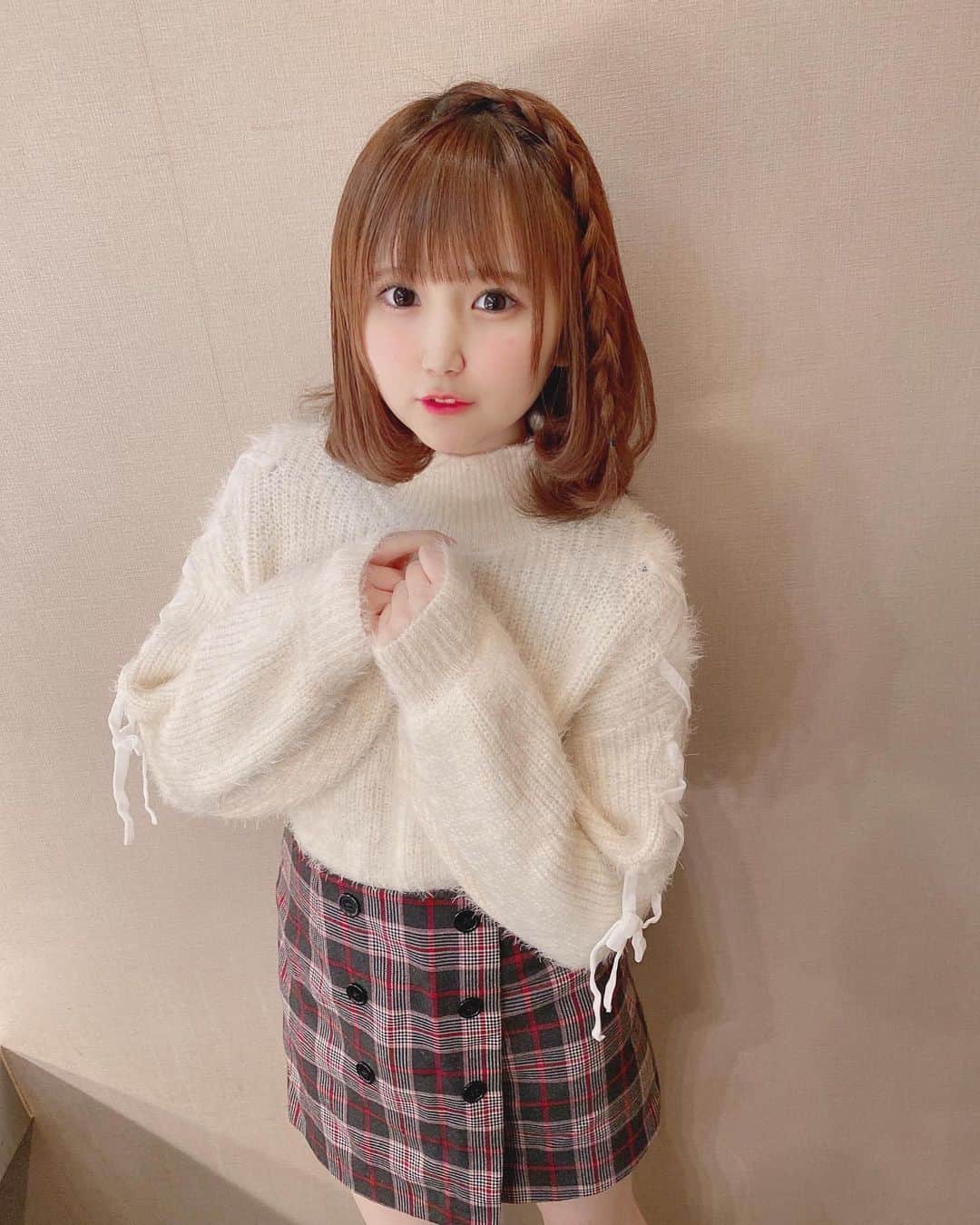 のインスタグラム：「とっても女の子っぽくなりたい〜〜 . . . . . . #japanesegirl #instagood #japaneseidol #idol #fashion #jk #アイドル #ファッション #冬コーデ #ingni #grl #メイクアップ #ナチュラルメイク #ヘアアレンジ #ニット #フォローミー」