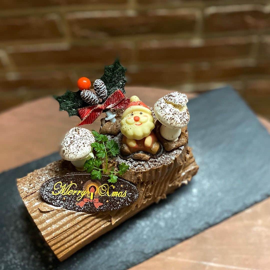 大阪キャリナリー製菓調理専門学校さんのインスタグラム写真 - (大阪キャリナリー製菓調理専門学校Instagram)「⭐︎﻿ もうすぐクリスマス🎄﻿ 実習でもクリスマスにちなんだ﻿ とってもかわいいケーキやパン、﻿ お洒落な料理を作っています❣️﻿ ﻿ 今年はなかなか外に出かけたり﻿ みんなで集まったりができませんが、﻿ 美味しいものがあるだけでワクワクします✨﻿ ﻿ 手作りにチャレンジもよし☺️﻿ 難しい人はちょっと贅沢してお店の味をお家で楽しんでみてもいいですね🌟﻿ ﻿ 今日の学校はクリーンDAY！﻿ いつもお世話になってる校舎をみんなでピカピカにしました✨﻿ また2021年も楽しく学んでいきましょう！﻿ ﻿ #大阪製菓カフェ﻿ #大阪キャリナリー﻿ #大阪キャリナリー製菓調理専門学校﻿ #専門学校　#製菓専門学校﻿ #調理専門学校　#製パン専門学校﻿ #調理師専門学校　#カフェ専門学校　﻿ #実習　#農業　#製菓実習﻿ #大阪カフェ　#堀江カフェ　#パティシエ﻿ #ショコラティエ　#調理師　#パン﻿ #バリスタ　#アメ細工　#ショートケーキ﻿ ﻿」12月21日 17時08分 - osaka_culinary
