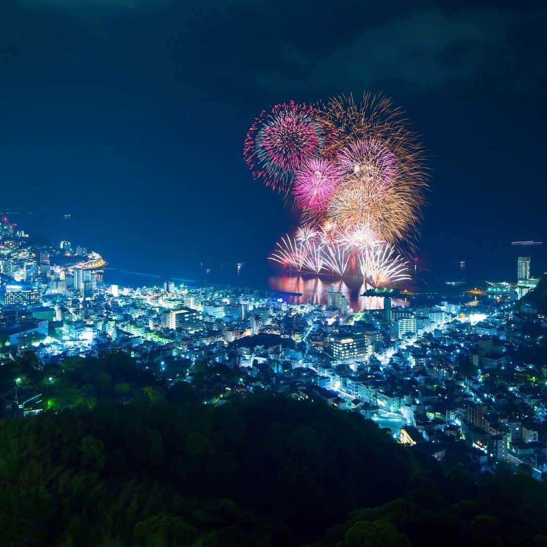 星野リゾートさんのインスタグラム写真 - (星野リゾートInstagram)「【熱海の象徴「花火」をコンセプトにした「花火クリスマス」】  "Fireworks Christmas" - an experience based on Atami's symbol, fireworks  熱海の絶景と温泉に浸るリゾートホテル「星野リゾート　リゾナーレ熱海」では、2020年12月1日～25日の期間、熱海の象徴「花火」をコンセプトにした宿泊者限定イベント「花火クリスマス」を開催しています。  伊豆七島がデザインモチーフの吹き抜け空間「アクティビティラウンジ」には、熱海海上花火大会をイメージした「花火クリスマスツリー」が登場。高さ約6メートルの窓には花火の動画を投影し、空間に映像と音が加わることで、フロア全体で花火を楽しめるイベントです。また、限定スイーツ「花火クリスマスパフェ」の販売も行っています。  #HoshinoResorts #星野リゾート #Risonare #リゾナーレ #RisonareAtami #リゾナーレ熱海 #Shizuoka #Atami #AtamiOnsen #静岡県 #熱海 #熱海温泉 #熱海旅行 #JapaneseHotels #Onsen #travelJapan #ig_Japan #JapanTravel #クリスマス」12月21日 17時10分 - hoshinoresorts.official