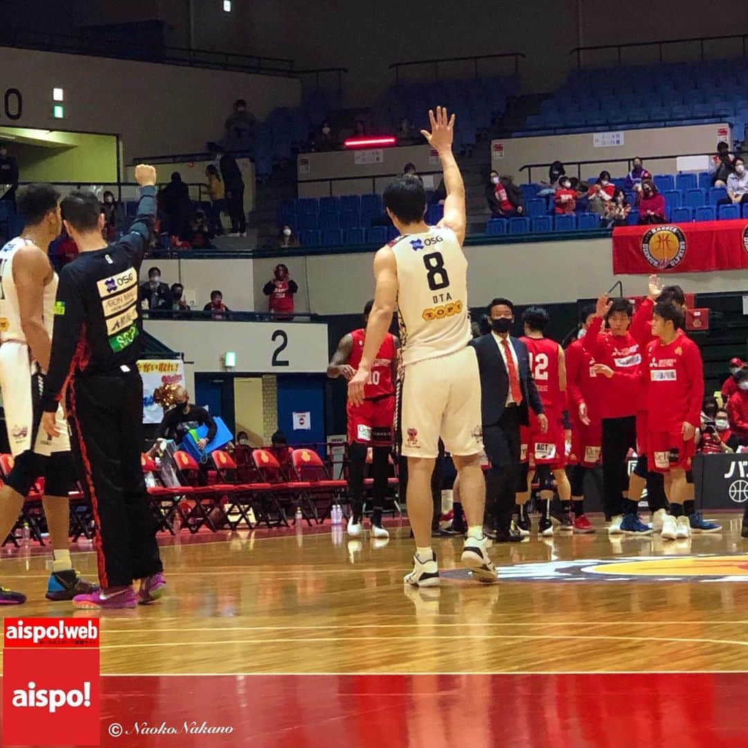 中野菜保子さんのインスタグラム写真 - (中野菜保子Instagram)「「後日レポ⛹🏻バスケットボールリーグ第12節🏀」 「Later report ⛹🏻Basketball League Section 12🏀」 @aichi_sports . Photo🍎🍎🍎🍎🍎🍎🍎🍎🍎 Movie🍎 9: dunk shot . ご機嫌いかがですか？（≧∇≦）？ How's everything?（≧∇≦）？ . 先日『aispo!(アイスポ・@aichi_sports)』の取材でドルフィンズ・アリーナへ❗️ The other day ,I went to Dolphins Arena to cover "aispo! (aisupo・@aichi_sports) " . 名古屋ダイヤモンドドルフィンズ vs 三遠ネオフェニックスの対戦🔥 This time is a match between NAGOYA DIAMOND DOLPHINS and SAN-EN NEOPHOENIX🔥 . ※グッズやグルメは12月10日のポストへ For more information on goods and food, please see the December 10 post. . テンポのいい試合運びでどんどんゴールが決まるのが気持ちいいw The tempo of the game was good, and it felt good to see more and more goals being scored✨ . 印象的なのはジェフ選手(ドルフィンズ)の大迫力のダンクシュート❗️❗️❗️ The most impressive part of the game was Jeff(DOLPHINS )'s powerful dunk shot. 余裕綽々でゴールリングにぶら下がるジェフ選手を何度も見られて幸せ♪ I was so happy to see Jeff hanging on the goal ring so many times. . フリースロー時に会場中の視線が(選手も！観客も！)ボールに集中する瞬間が好き I love the moment when all eyes (players, spectators, everyone❗️)in the hall are focused on the ball during free throws. . 実は私もバスケをやってました。フリースローの緊張感って凄いけれど、それに押し潰されずに両チームとも確実に決めてくのでやっぱりプロはスゴイ🏀 Actually, I used to play basketball a long time ago. The tension of free throws is tough, but both teams are able to score goals without being overwhelmed by it, so I think professionals are amazing. . 試合中、選手達は手でサインを送ってました。細やかな連携プレーはここからくるのですね During the game, they were sending signs with their hands. This is where the fine coordination play comes from. . 試合終了後相手チームへ手を振り合う姿が👋🏻 爽やかで気持ちいいです When the game is over, they wave to each other. It looks cheerful and makes me feel good. . 激しいプレイ後の清々しさも中毒になるポイントかもです。ぜひ会場で☆ This kind of refreshing feeling after intense play may be a point of addiction. Please come and see it at the venue❗️ . ※『aispo!』(@aichi_sports)は 愛知県が県内のスポーツ情報を発信する フリーペーパー及びwebsiteです "aispo!" (@aichi_sports) is a free paper and a website that provides sports information by Aichi prefectural government. ＊ #バスケットボール #日本男子バスケットボールリーグ #bleague #bリーグ #球技 #basketball #sports  #名古屋ダイヤモンドドルフィンズ #ジェフエアーズ #三遠ネオフェニックス #太田敦也 #ドルフィンズアリーナ#Japannationalplayers #ballgames #athlete #愛知県 #aispo! #あいスポ #スポーツ情報誌 #スポーツ #aispo公式リポーター #aispo公式PR #中野菜保子 #俳優 #リポーター #coverage @aichi_sports」12月21日 17時13分 - naokonakano8319