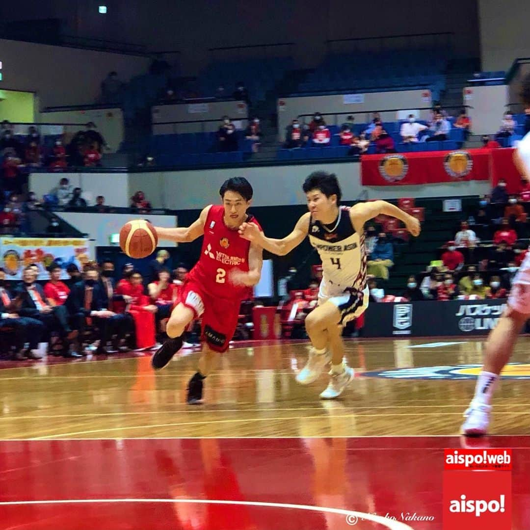 中野菜保子さんのインスタグラム写真 - (中野菜保子Instagram)「「後日レポ⛹🏻バスケットボールリーグ第12節🏀」 「Later report ⛹🏻Basketball League Section 12🏀」 @aichi_sports . Photo🍎🍎🍎🍎🍎🍎🍎🍎🍎 Movie🍎 9: dunk shot . ご機嫌いかがですか？（≧∇≦）？ How's everything?（≧∇≦）？ . 先日『aispo!(アイスポ・@aichi_sports)』の取材でドルフィンズ・アリーナへ❗️ The other day ,I went to Dolphins Arena to cover "aispo! (aisupo・@aichi_sports) " . 名古屋ダイヤモンドドルフィンズ vs 三遠ネオフェニックスの対戦🔥 This time is a match between NAGOYA DIAMOND DOLPHINS and SAN-EN NEOPHOENIX🔥 . ※グッズやグルメは12月10日のポストへ For more information on goods and food, please see the December 10 post. . テンポのいい試合運びでどんどんゴールが決まるのが気持ちいいw The tempo of the game was good, and it felt good to see more and more goals being scored✨ . 印象的なのはジェフ選手(ドルフィンズ)の大迫力のダンクシュート❗️❗️❗️ The most impressive part of the game was Jeff(DOLPHINS )'s powerful dunk shot. 余裕綽々でゴールリングにぶら下がるジェフ選手を何度も見られて幸せ♪ I was so happy to see Jeff hanging on the goal ring so many times. . フリースロー時に会場中の視線が(選手も！観客も！)ボールに集中する瞬間が好き I love the moment when all eyes (players, spectators, everyone❗️)in the hall are focused on the ball during free throws. . 実は私もバスケをやってました。フリースローの緊張感って凄いけれど、それに押し潰されずに両チームとも確実に決めてくのでやっぱりプロはスゴイ🏀 Actually, I used to play basketball a long time ago. The tension of free throws is tough, but both teams are able to score goals without being overwhelmed by it, so I think professionals are amazing. . 試合中、選手達は手でサインを送ってました。細やかな連携プレーはここからくるのですね During the game, they were sending signs with their hands. This is where the fine coordination play comes from. . 試合終了後相手チームへ手を振り合う姿が👋🏻 爽やかで気持ちいいです When the game is over, they wave to each other. It looks cheerful and makes me feel good. . 激しいプレイ後の清々しさも中毒になるポイントかもです。ぜひ会場で☆ This kind of refreshing feeling after intense play may be a point of addiction. Please come and see it at the venue❗️ . ※『aispo!』(@aichi_sports)は 愛知県が県内のスポーツ情報を発信する フリーペーパー及びwebsiteです "aispo!" (@aichi_sports) is a free paper and a website that provides sports information by Aichi prefectural government. ＊ #バスケットボール #日本男子バスケットボールリーグ #bleague #bリーグ #球技 #basketball #sports  #名古屋ダイヤモンドドルフィンズ #ジェフエアーズ #三遠ネオフェニックス #太田敦也 #ドルフィンズアリーナ#Japannationalplayers #ballgames #athlete #愛知県 #aispo! #あいスポ #スポーツ情報誌 #スポーツ #aispo公式リポーター #aispo公式PR #中野菜保子 #俳優 #リポーター #coverage @aichi_sports」12月21日 17時13分 - naokonakano8319