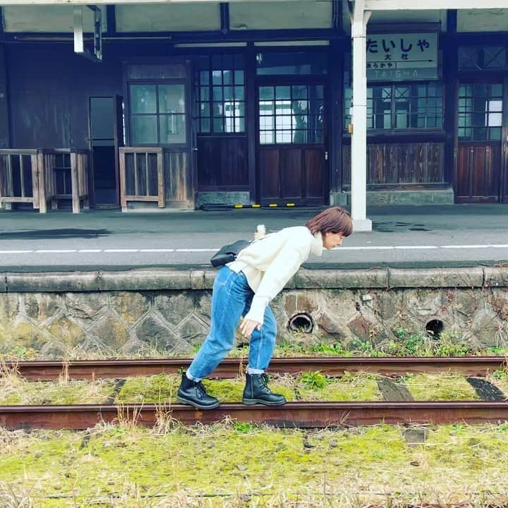 永田琴のインスタグラム：「ヨガを始めてかれこれ１０年。ヨガの延長でやってきた瞑想。ずっと一度きちんと勉強したいと思いつつ独学でしたが、コロナのおかげで時間ができ、初めて綿本彰先生の講座を受けることが叶いました！ こんなご時世、誰にも必要なマインドフルネス。瞑想が叶えてくれます！！ 私の現場では、プチヨガに追加してプチ瞑想も撮影前にお付き合い頂くことになると思います。笑 そして今そのマインドフルネスを特に伝えたい友がいます… 念願の出雲大社にも行けたので、お守りと一緒にお届けしようと思います🙏✨  #瞑想 #マインドフルネス #綿本彰 #ヨガ」