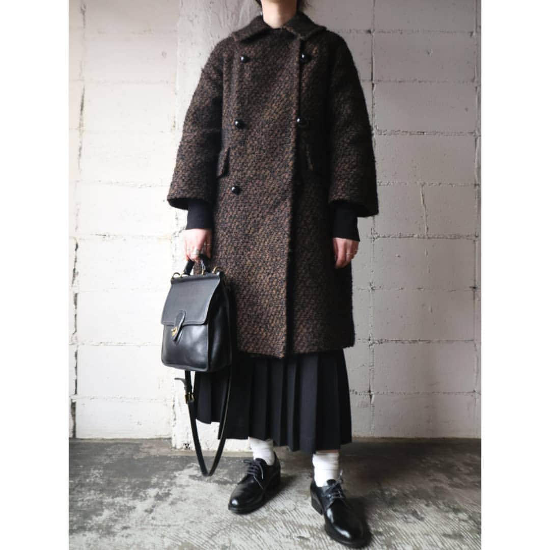 吉祥寺 古着屋 Orfeoのインスタグラム：「. 50~60'sVintage Tweed Coat  #orfeo #kichijoji #tokyo #vintage #used #fashion #coordinate #outfit . . .  お問い合わせはインスタグラムのプロフィール掲載のメールアドレスにお願いいたします。コメント、DMでのお問い合わせは受け付けておりませんのでご了承ください。 ONLINE SHOPの商品も店頭にてご購入頂けます。気になる商品がございましたらスタッフにお声掛けください。  新型コロナウィルス感染拡大防止策を徹底した上で営業をしております。マスクの着用、入店時にアルコールでの消毒をお願いいたします。」