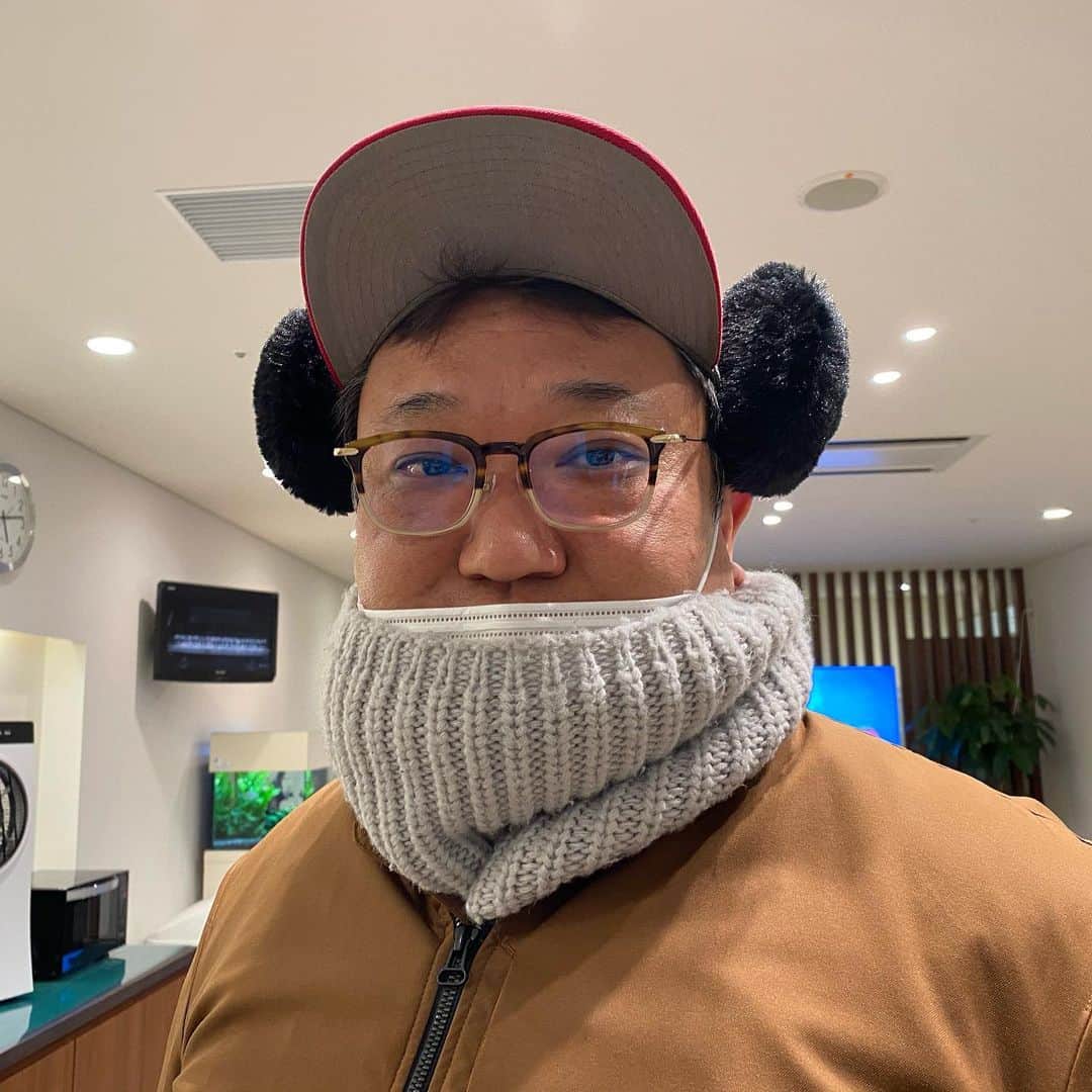 吉本新喜劇のインスタグラム：「パンダ？！と思いきや、完全防備の烏川さんでした🐼 #烏川耕一 #パンダじゃなかった #でもすごくパンダ」