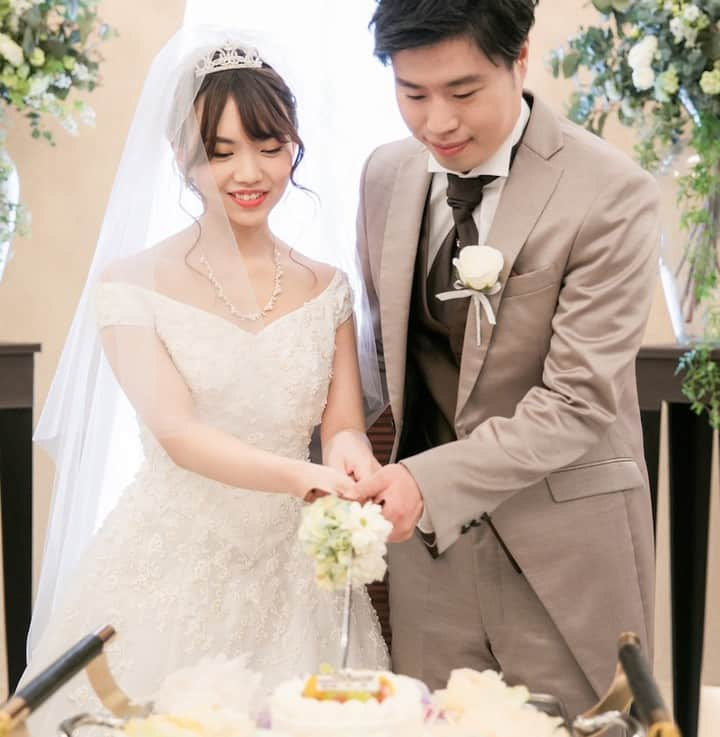 【公式】小さな結婚式さんのインスタグラム写真 - (【公式】小さな結婚式Instagram)「@petit.wedding をフォローしてね♩  #小さな結婚式 をつけてのお写真投稿も大歓迎です♡  こちらの公式IGでリグラムさせていただきます＊  .  披露宴で盛り上がるシーンといえば’ ケーキ入刀シーンですよね♩ ゲストにとっても シャッターチャンスの瞬間です♡ . >>#小さな結婚式福岡店 . ———————  #小さな結婚式  #petitwedding  #ラヴィファクトリー #前撮り #結婚式  #プレ花嫁 #卒花  #少人数 #家族婚  #少人数結婚式  #ウェディング  #wedding #bridal  #weddingdress  #花嫁 #挙式 #結婚式準備 #式場探し  #日本中のプレ花嫁さまと繋がりたい  #結婚式の思い出に浸る会  #結婚準備 #ケーキ入刀 #花嫁姿 #ウェディングドレス #シャッターチャンス #ファーストバイト #サンクスバイト #披露宴」12月21日 17時21分 - petit.wedding