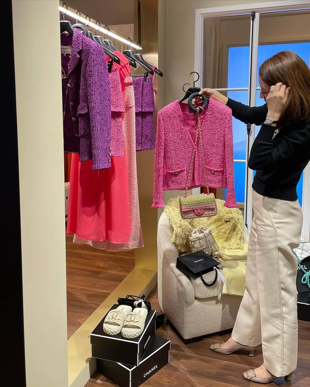 髙田麻紀子のインスタグラム：「❤︎ . @chanelofficial  CRUISE 2020/21 READY-TO-WEAR COLLECTION✨✨ . パリのアパルトマンで旅先の準備をしているという素敵なプレゼンテーションでした💗 . #chanel #instagram #instapic #instagood #fashion #ootd #outfit  #cordinate」