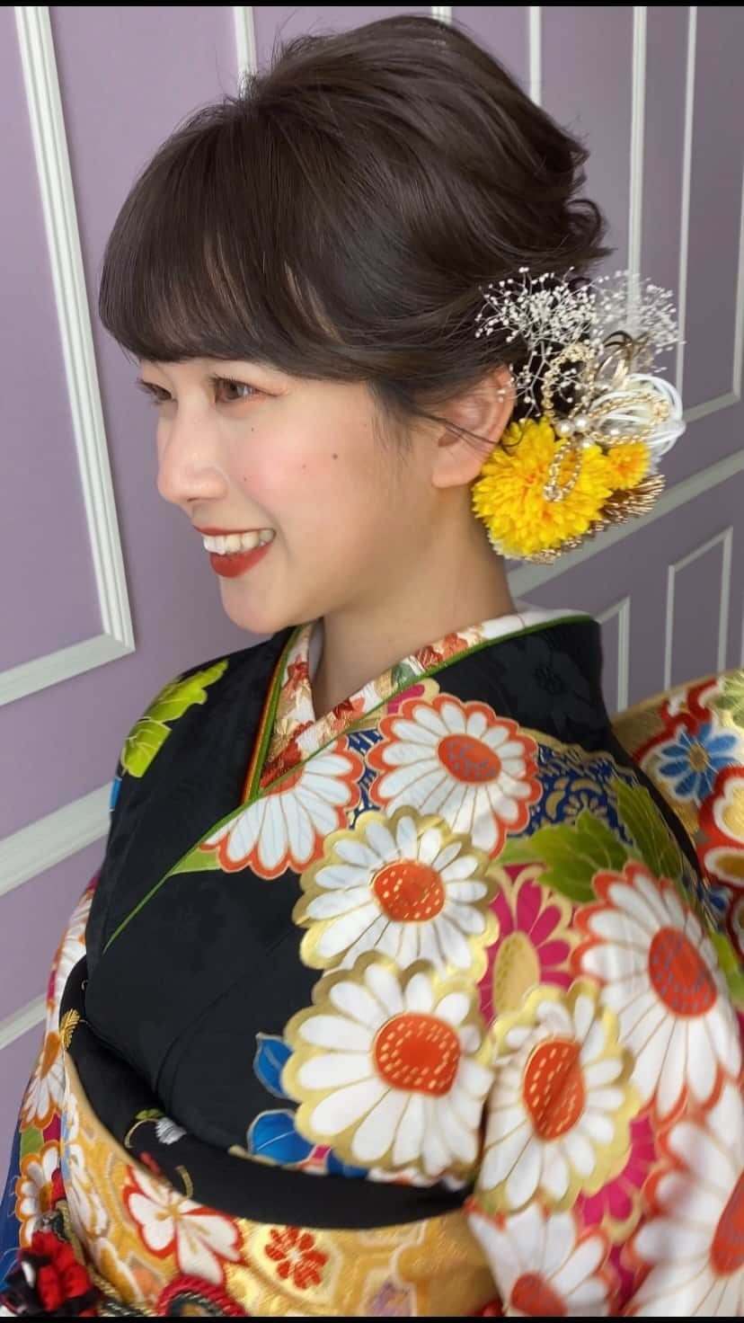 樋口花果のインスタグラム：「furisode...🤍🏵  華やかな柄が素敵✨  初めて黒を着させていただきました☺︎  #振袖　#成人式ヘア  #成人式前撮り  #成人式　#振袖ヘア #ヘアアレンジ #家族で成人式を祝おう #家族成人式　 @kazoku_seijinshiki」