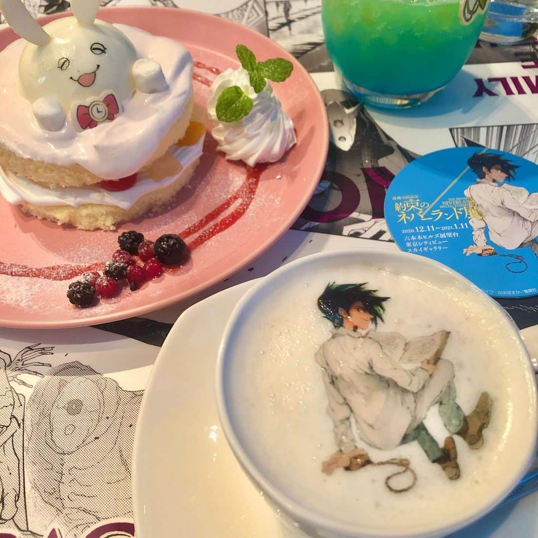 今井彩里衣のインスタグラム：「#約束のネバーランド展   レイのカフェラテ☕️とリトルバーニーのショートケーキ🍰  可愛すぎて飲むのもったいない、、」