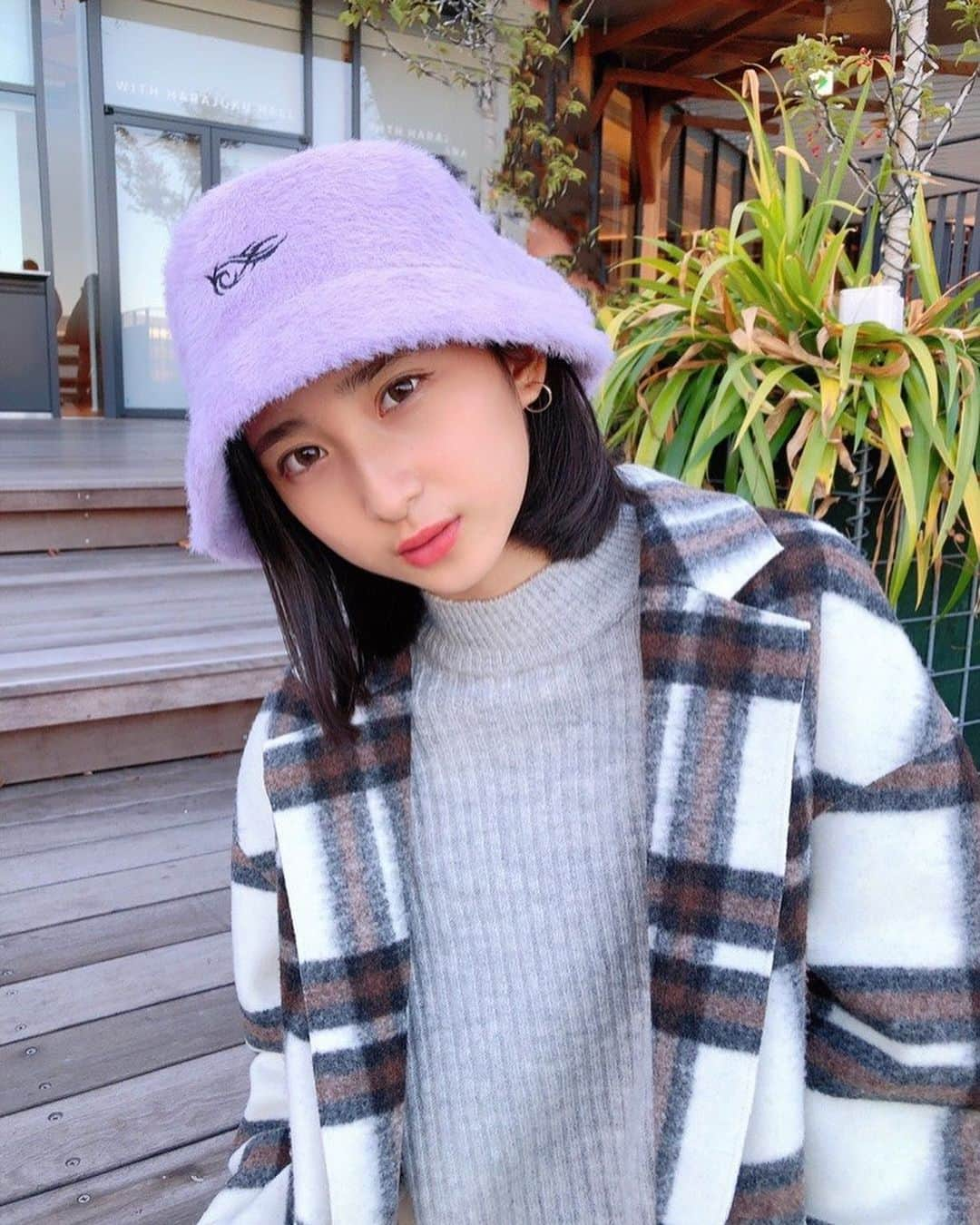 須藤紅のインスタグラム：「ども！ お久しぶりです💓💓 ・ ・ 今週頑張ったら冬休み❄️☃️💧　 最近寒すぎて朝起きれません😭 ・ 寒いのやだーーー❄️🥺🥺🥺 . . . #ボブヘアー  #ロングコート  #チェックコート  #バケットハット」