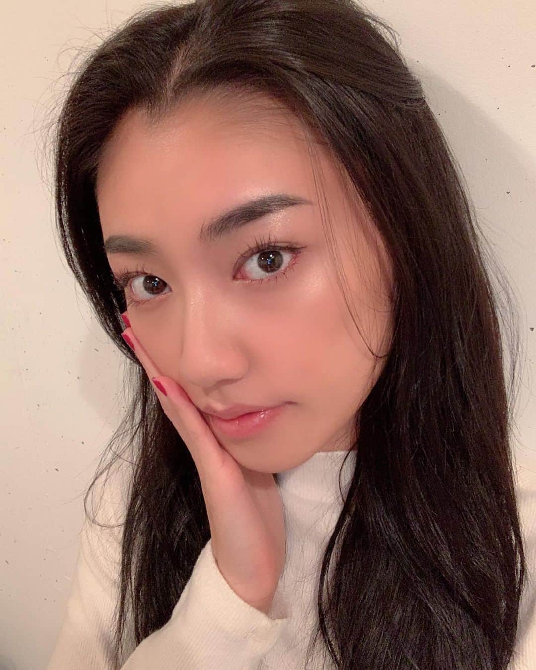 松本優のインスタグラム：「. . お気に入りコスメ紹介💄 @dejavu_official.jp  デジャヴュ「塗るつけまつげ」ロングタイプのカシスブラックを使ってメイクしてみました✨ . いつものマスカラよりも雰囲気が変わってお洋服にも合わせて楽しめるのに長さもでて最高🔥 . 限定２色展開で、カシスブラック（上）とモーヴブラック（下）があるねん👏 12/25 正午からの発売で、数量限定・イミュEC限定発売！ . 普段のメイクと変化が欲しかったりぬけ感が欲しい人はおすすめ❤️みんな要チェック✨ . #PR#デジャヴュ#塗るつけまつげ#アイメイク#カラーメイク#dejavu #ファイバーウィッグ #コスメレビュー #コスメレポ」
