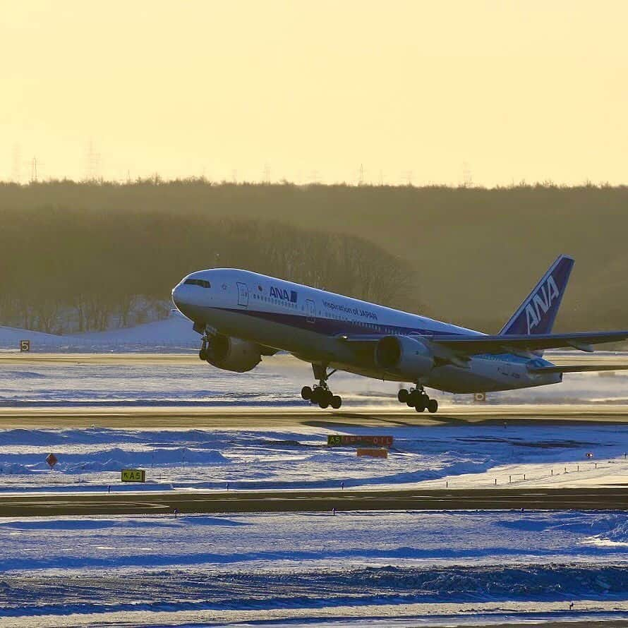 ANAさんのインスタグラム写真 - (ANAInstagram)「寒さに負けず、Take Off！！﻿ ﻿ #夕空に向かって #TakeOff #離陸の瞬間 #冬の滑走路 #夕景 #新千歳空港 #北海道 #ソラマニ_ヒコーキ  #ボーイング777  #ランウェイ #雪 #積雪 #青い翼 #冬の風景 #冬の空旅 #それぞれの旅計画 #b777 #runway #sunset #chitose #cts #chitoseairport #airport #winter #snow #anablue #anaairplane #ana_jp﻿ ﻿ ANAの飛行機は「#ソラマニ_ヒコーキ 」をつけて投稿してね💙インスタやANAの各メディアでご紹介していきます🌻 ﻿」12月21日 17時30分 - ana.japan