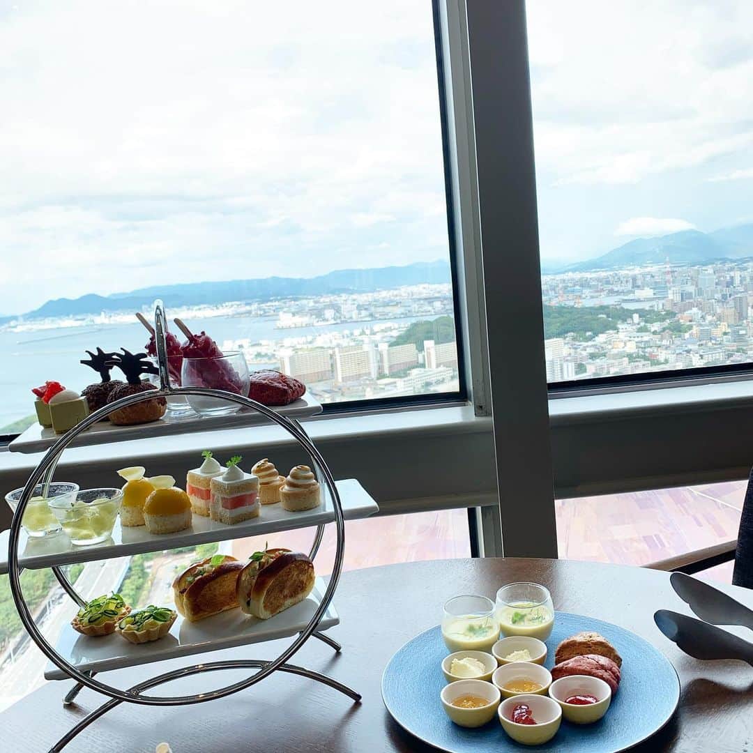 岡本麻佑のインスタグラム：「. いつの日かのアフティー😘🫖🧁💖この後虹も流れて絶景でした🥲🌈💜」