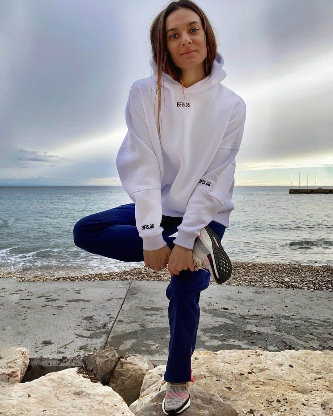 エレーナ・イシンバエワのインスタグラム：「В мире хватает ненависти и злости, зависти и грязи. Большинство СМИ отдают предпочтение ссорам, скандалам и интригам, так как это лучше продаётся. ⠀ Мало кого интересует доброта, нравственность, успехи ближних. Мало кто способен разделить чужую радость. ⠀ Я это к тому, что в моей жизни зависти, злости и гневу - нет места. ⠀ Любовь, доброта, снисходительность и прощение - мои спутник. ⠀ Даже если люди будут утверждать, что 2х2=5, я не буду спорить. Это ваше мнение и вам с ним жить. ⠀ There is enough hatred and anger, envy and dirt in the world. Most media outlets prefer quarrels, scandals and intrigues, as it sells better. ⠀ Few people are interested in kindness, morality, and the success of their neighbors. Few people are able to share someone else's joy. ⠀ I mean, there is no place for envy, anger and anger in my life. ⠀ Love, kindness, forbearance, and forgiveness are my companions. ⠀ Even if people claim that 2x2=5, I won't argue. This is your opinion and you live with it. ⠀ #исинбаева#isinbaeva#сила#мудрость#мотивация#успех」