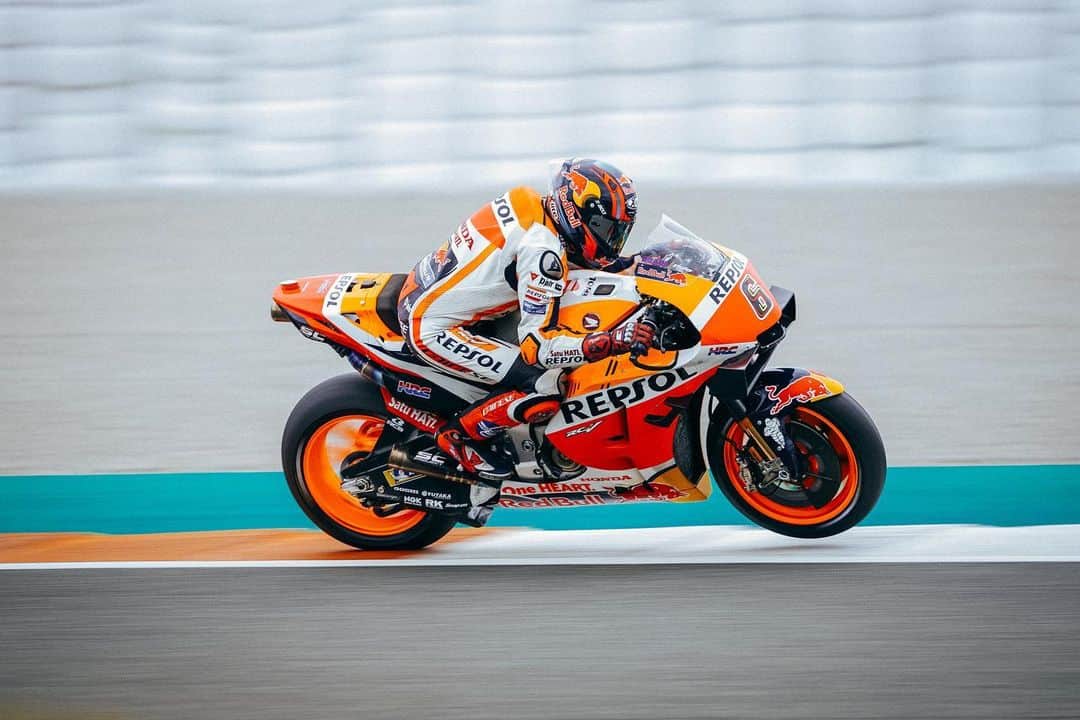 レプソル・ホンダのインスタグラム：「#TheYearThatWas - #ValenciaGP ⠀⠀⠀⠀⠀⠀⠀⠀⠀ A bruising weekend for @alexmarquez73 who saw the flag once again. All the while, @stefanbradl6 was chipping away and made it three point scoring finishes in a row. Just one left...」
