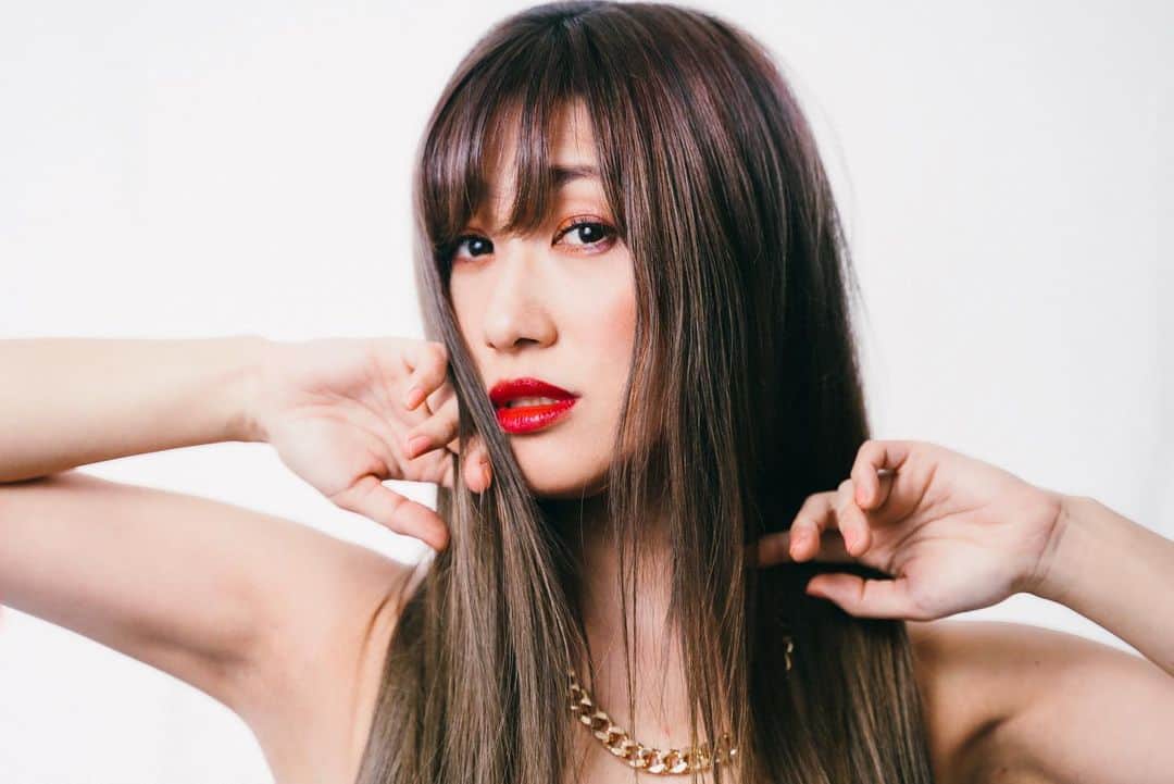 片桐舞子のインスタグラム：「明日はクリスマスライブ第一弾💚 そーろーーー キラキラな夜でいきましょう🎄🌟  ふぅぅぅぅぅぅぅ たぁぁぁのしっみぃぃぃぃぃ  ほんと、出演者豪華💚 いいんですか？？  平日だけど、配信もあるから、私のソロライブ観たことない人にも是非ご覧いただけたら嬉しみです💚💚💚  片桐舞子クリスマスライブ  “My Collection Vol.2”  【日程】2020年12月22日(日) 【時間】18:00 Open / 19:00 Start(1st・2nd入替無し) 【場所】目黒 Blues Alley Japan  Member：[Piano]MAKO-T, [Perc]豊田稔 Special Guest：[Sax]才恵加, [Key&Vo]KAEDE LAPIN  配信視聴は Streaming+ で片桐舞子で検索してね🎅 会場来てくれるみんなは、感染対策しっかりして一緒に楽しみましょう🎀  あと、稔くんとLAPINが誕生日当日っていう…🥳 祝って祝って✨✨✨  #メイズ曲の選曲がコアな件#今年初歌いが多すぎる#25日はmaysクリスマス」