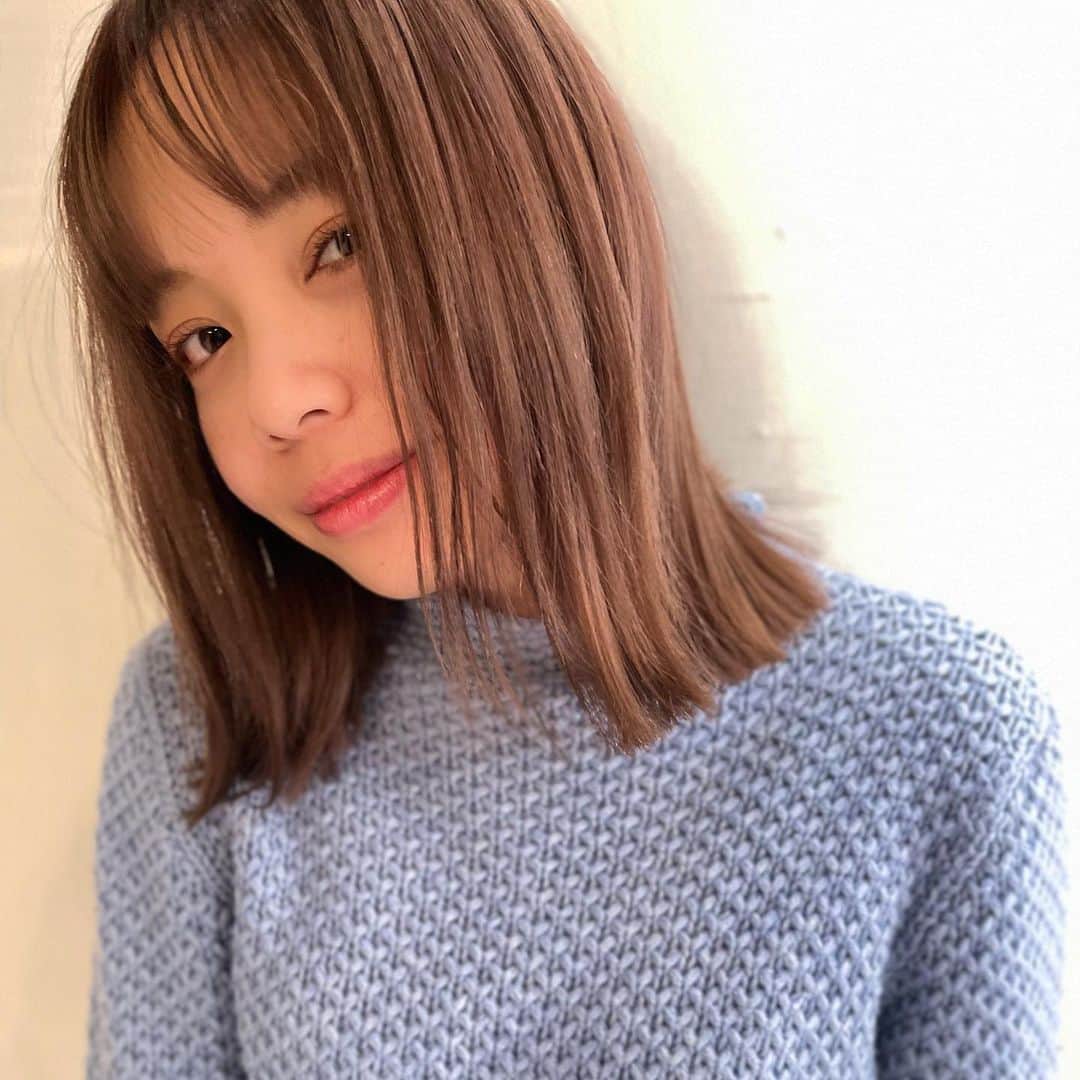 福地夏未のインスタグラム：「⭐️ 2020染め納め〜！ 最後もまりちゃんカラーにおまかせっ 少しピンクを混ぜたベージュ系🍑  さいごも綺麗な色にしてくれて ありがとうっ♡ _ #染め納め #haircolor #pink #hair #hairmake #newcolor」