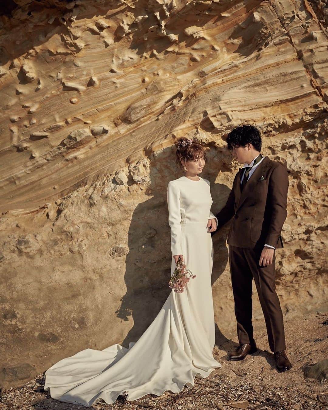 のインスタグラム：「Real Photo Wedding 　　 お2人はもちろん、アイテム、ヘアメイクなど それぞれが持つ雰囲気を大切にしたいと どこかストリートっぽさのある @youa.dressstylist の スタイリングが素敵な一枚です🌿  #junowedding  #junodress #junotenjin #wedding #photowedding #weddingdress #colordress #結婚式 #前撮り #フォトウェディング #ロケーションフォト #ウェディングドレス #カラードレス #プレ花嫁 #福岡プレ花嫁 #足袋ブーツ」