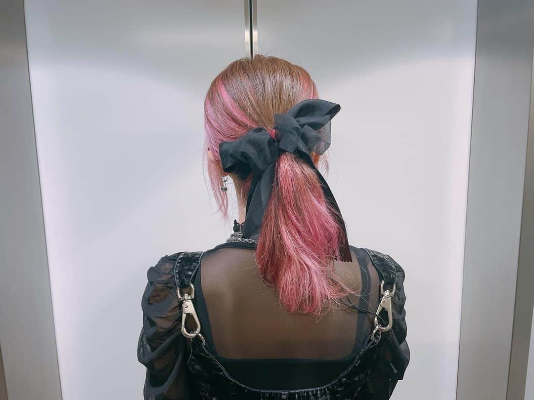 LiSAさんのインスタグラム写真 - (LiSAInstagram)「#CDTV ライブ！ライブ！クリスマスSPありがとうございました。 今日の髪は、低めの一つ結びでした☻大きめのリボンに真ん中に紅を添えて🎀 #たばたばへあー」12月21日 22時58分 - xlisa_olivex