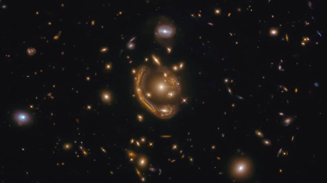 アルベルト・アインシュタインさんのインスタグラム写真 - (アルベルト・アインシュタインInstagram)「Astronomers using the Hubble Space Telescope have captured a striking photo of GAL-CLUS-022058-38303, the largest and one of the most complete Einstein rings known in the universe. More info can be found here: https://bit.ly/34grABf」12月21日 22時59分 - alberteinstein