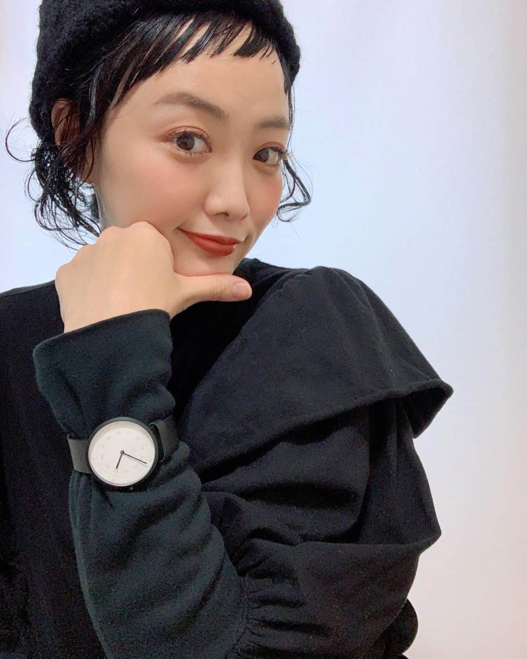 田中真奈美のインスタグラム：「グー👍ってしてるつもりはないけどそんな気持ちです😂👍💕 . 時計は　@mavenjapan  の 【PAPILLON BLACK 40mm】⌚︎✨ ARTISANシリーズはお気に入りでブラウンのベルトの物も持ってます💕ブラウンとブラック、2色あるとよりその日のファッションに合わせやすいです🎶 . シンプルでユニセックスなデザインの物が多いのでプレゼントとか選びやすそう🎄🎅🎁💕✨ . 時計探してる方は見てみてください🎶✨ . . . #マベン　#マベンウォッチズ #mavenwatches  #switchmanami」