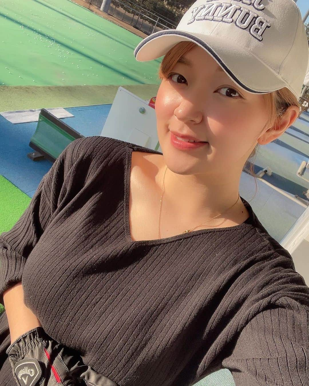 佐々木舞夕のインスタグラム：「___ゴルフ⛳️🏌️‍♀️  はじめてみました🏌️‍♀️  打ちっぱなしからスタート！ 4回目くらいでなんとなくだけどww  練習して上手になりまーす💕🥺  がんばるがんばる〜！ 趣味が増えて嬉しい（笑） うまくもなりたいけど、運動する機会がなかったからこれを機に運動不足解消させることが1番の目的、、、笑  #ゴルフ女子  #ゴルフデビュー #打ちっぱなしデビュー  #4回目 #ドライバーショット  #スイング動画  #アイアンショット #jackbunny  #ゴルフ好きな人と繋がりたい  #ゴルフ動画」