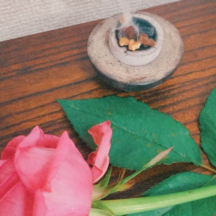 ティファニー・キャデラックのインスタグラム：「Release and Receive  #UltimateBalance #FrankincenseAndMyrrh #DivineMasculineDivineFeminine #YingYang #WriteYourOwnRevelations #GetToIt #Solistice #CosmicConciousness #StarTribe」