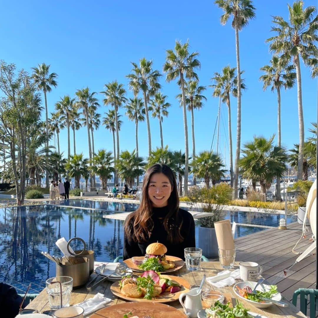吉冨愛子 のインスタグラム：「🌴🌴🌴🌴  #dayoff #逗子 #逗子マリーナ #葉山 #神奈川 #malibu #lunch #ランチ #休日 #快晴 #青空 #南国 #iphone12」