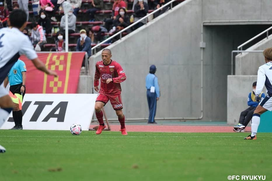 小野伸二さんのインスタグラム写真 - (小野伸二Instagram)「スポンサー様、クラブ関係者、スタジアム運営の皆様、そしてサポーターの皆様 コロナ禍という状況の中 沢山のご支援ご声援ありがとうございました🙇  J1昇格は叶いませんでしたが、どんな状況でも皆様の力がチームの支えとなり、全日程を終えることが出来ました。  まだまだ課題は沢山ありますが、若い選手達の成長、そして「勝つ喜び」、「負ける悔しさ」を強く感じられてきたのでは？と、近くに居て思いました。  これからの選手達の成長が楽しみです。  僕もまた楽しんでサッカーできるように頑張ろうっと🤙  #サッカー  #楽しむ  #市丸瑞希  #100試合出場おめでとう  #琉銀ロボ  #asics」12月21日 17時39分 - shinjiono7