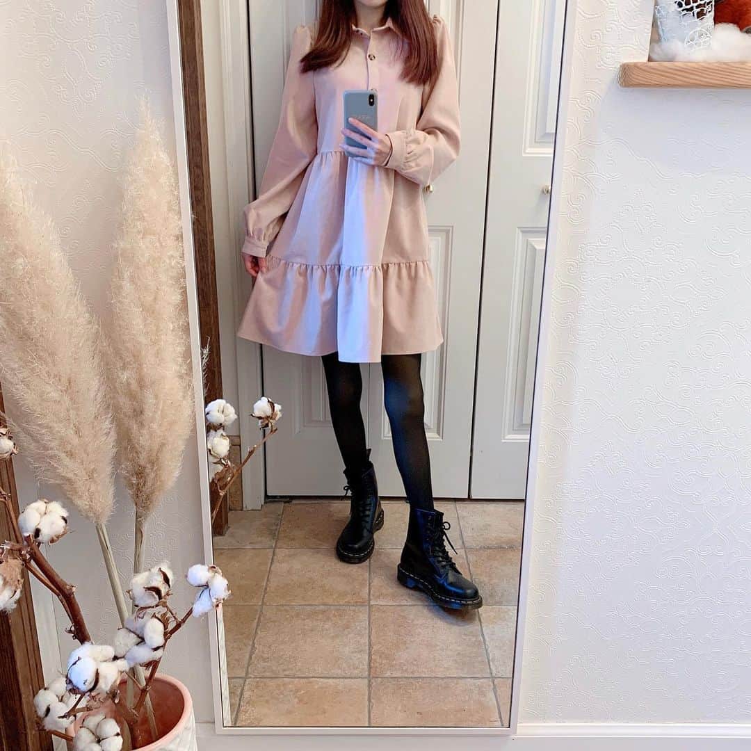 町田亜里香のインスタグラム：「today'scode🤍ˎˊ˗ こんな可愛いワンピース👗なのに すっぴんです😂😂😂 . . 裏起毛タイツ履いてると ほんっとに寒くないから無敵🥺 足が麻痺することもないよ←笑 しかも裏起毛なのに細く見えるって 凄過ぎない🤭🤭？ 裏側毛布みたいなんだよ？笑 . ハイライトの冷え対策❄️に まとめてるのでよかったらみてね⸜❤︎⸝ 痩せ見えって嬉しい😆！！ . . 今日は病院day🏥だったよ🥺🥺 . . #お洋服はタグ付けしたよ  #code #ママコーデ #ママ #mama #zara #zaracode #ワンピース  #ワンピースコーデ #裏起毛タイツ  #裏起毛 #冷え対策 #ドクターマーチン」
