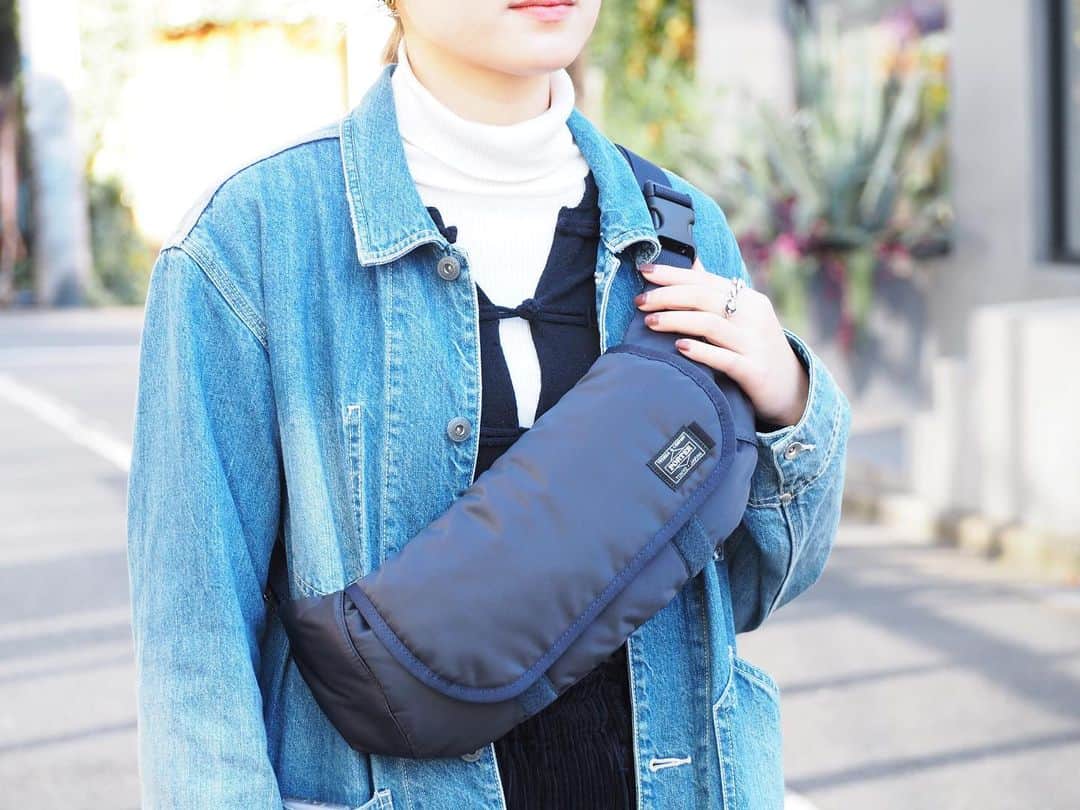 B JIRUSHI YOSHIDAのインスタグラム：「【REARRIVAL】 〈KAPTAIN SUNSHINE×PORTER×B印 YOSHIDA〉 “別注 Big Funny Pack” ・ 〈KAPTAIN SUNSHINE×PORTER×B印 YOSHIDA〉別注ビッグファニーバッグが、待望の再入荷。 ・ 今シーズン登場したビッグファニーパックは、PORTERの代名詞とも言える、"ボンディング加工が施されたナイロンツイル"を使用した素材はそのままに、パイピング部分や〈KAPTAIN SUNSHINE〉のピスタグカラー、内装のカラーを一部アップデート。 前回リリースされていたアイテムよりも、落ち着いた雰囲気で大人が持てるアイテムと仕上がっています。 ・ こちらのアイテムはB印 YOSHIDA限定展開となりますので、詳しくはB印 ヨシダ 代官山(03-5428-5951)までお問い合わせ下さい。 ・ COLOR:BLACK,NAVY,GREEN ¥16,000＋TAX ・ #bjirushiyoshida #B印YOSHIDA #代官山 #daikanyama #TOKYO #BEAMS #ビームス #yoshidakaban #吉田カバン #ポーター  #porter #비지루시요시다 #도쿄 #다이칸야마 #빔스 #빔즈 #포터 #데일리룩 #백팩 #b印yoshidalineup #kaptainsunshine #キャプテンサンシャイン」