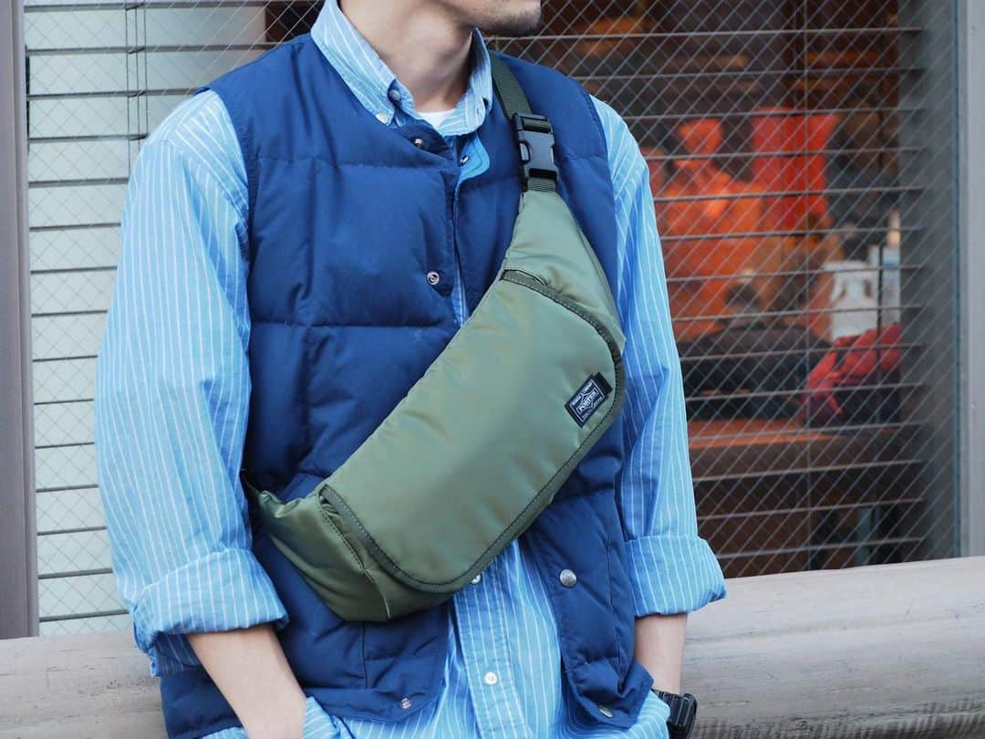 B JIRUSHI YOSHIDAのインスタグラム：「【REARRIVAL】 〈KAPTAIN SUNSHINE×PORTER×B印 YOSHIDA〉 “別注 Big Funny Pack” ・ 〈KAPTAIN SUNSHINE×PORTER×B印 YOSHIDA〉別注ビッグファニーバッグが、待望の再入荷。 ・ 今シーズン登場したビッグファニーパックは、PORTERの代名詞とも言える、"ボンディング加工が施されたナイロンツイル"を使用した素材はそのままに、パイピング部分や〈KAPTAIN SUNSHINE〉のピスタグカラー、内装のカラーを一部アップデート。 前回リリースされていたアイテムよりも、落ち着いた雰囲気で大人が持てるアイテムと仕上がっています。 ・ こちらのアイテムはB印 YOSHIDA限定展開となりますので、詳しくはB印 ヨシダ 代官山(03-5428-5951)までお問い合わせ下さい。 ・ COLOR:BLACK,NAVY,GREEN ¥16,000＋TAX ・ #bjirushiyoshida #B印YOSHIDA #代官山 #daikanyama #TOKYO #BEAMS #ビームス #yoshidakaban #吉田カバン #ポーター  #porter #비지루시요시다 #도쿄 #다이칸야마 #빔스 #빔즈 #포터 #데일리룩 #백팩 #b印yoshidalineup #kaptainsunshine #キャプテンサンシャイン」
